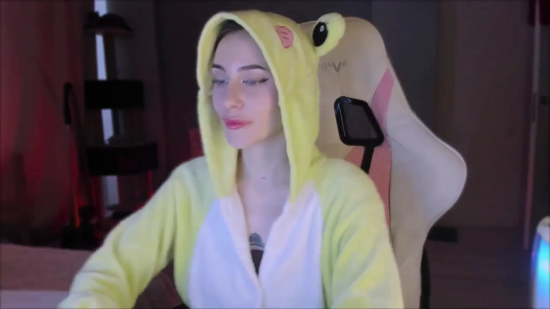 Gallery image thumbnail from Space_Eva's myfreecams stream on, 10/17/2023, 05:20 image 18 of 20