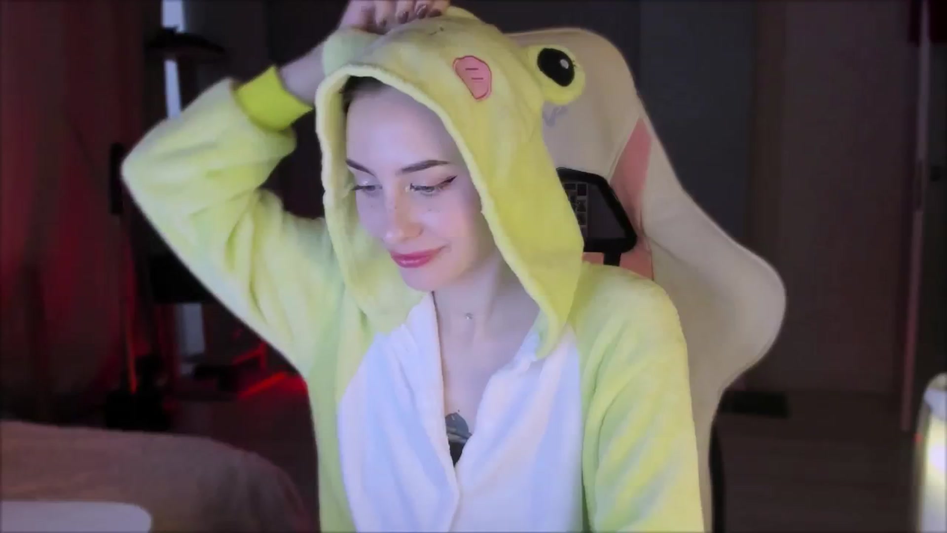 Gallery image thumbnail from Space_Eva's myfreecams stream on, 10/17/2023, 05:20 image 12 of 20