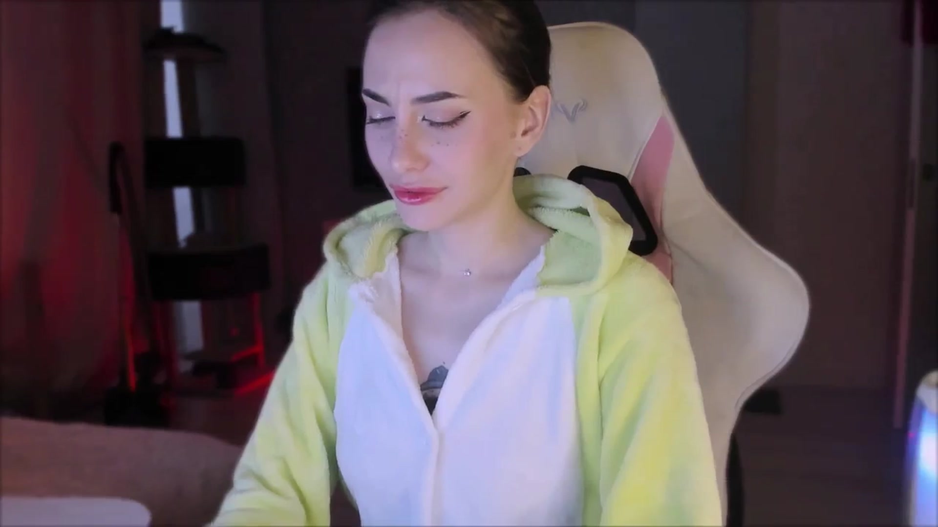 Gallery image thumbnail from Space_Eva's myfreecams stream on, 10/17/2023, 05:20 image 8 of 20