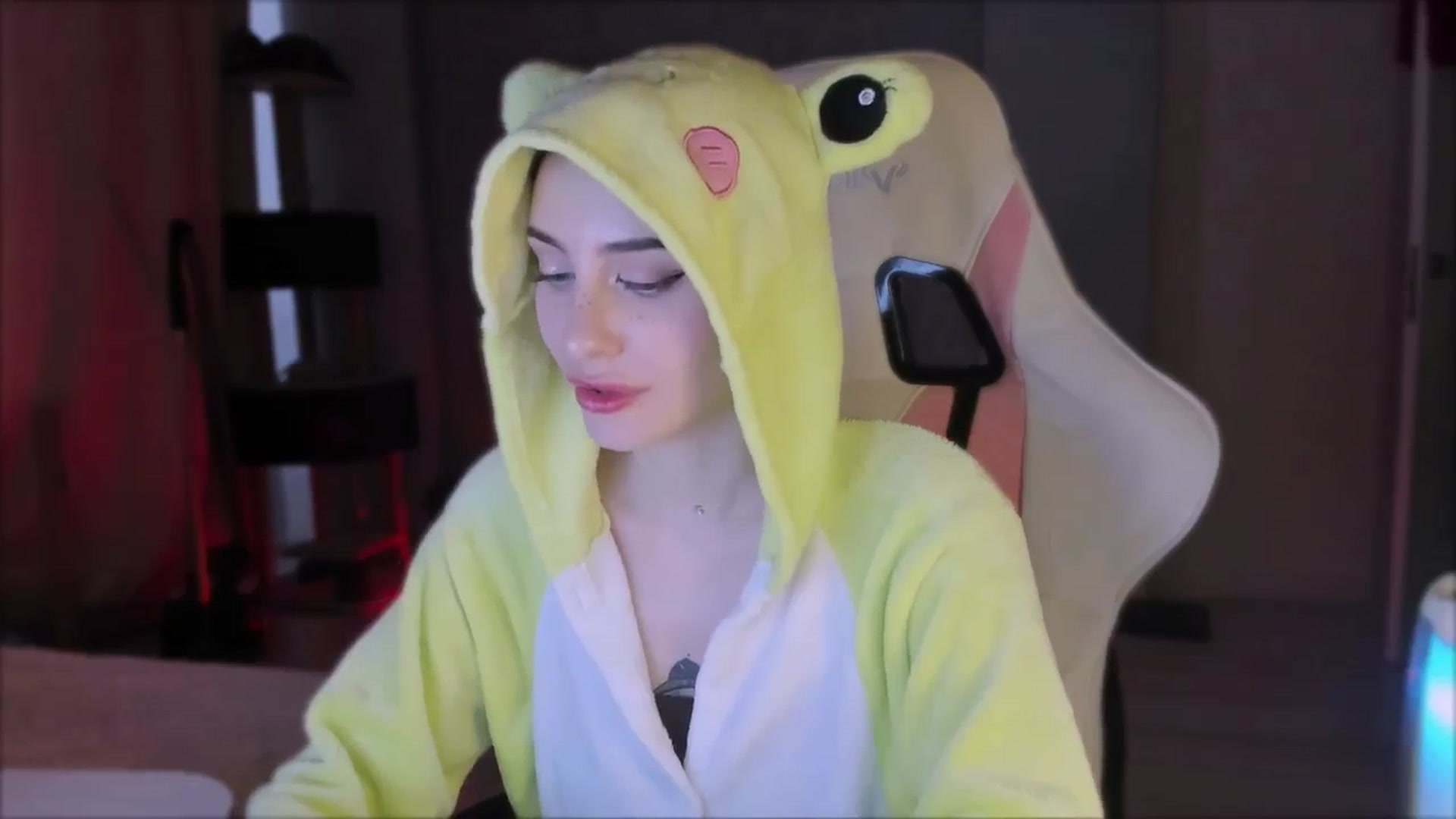 Gallery image thumbnail from Space_Eva's myfreecams stream on, 10/17/2023, 05:20 image 16 of 20