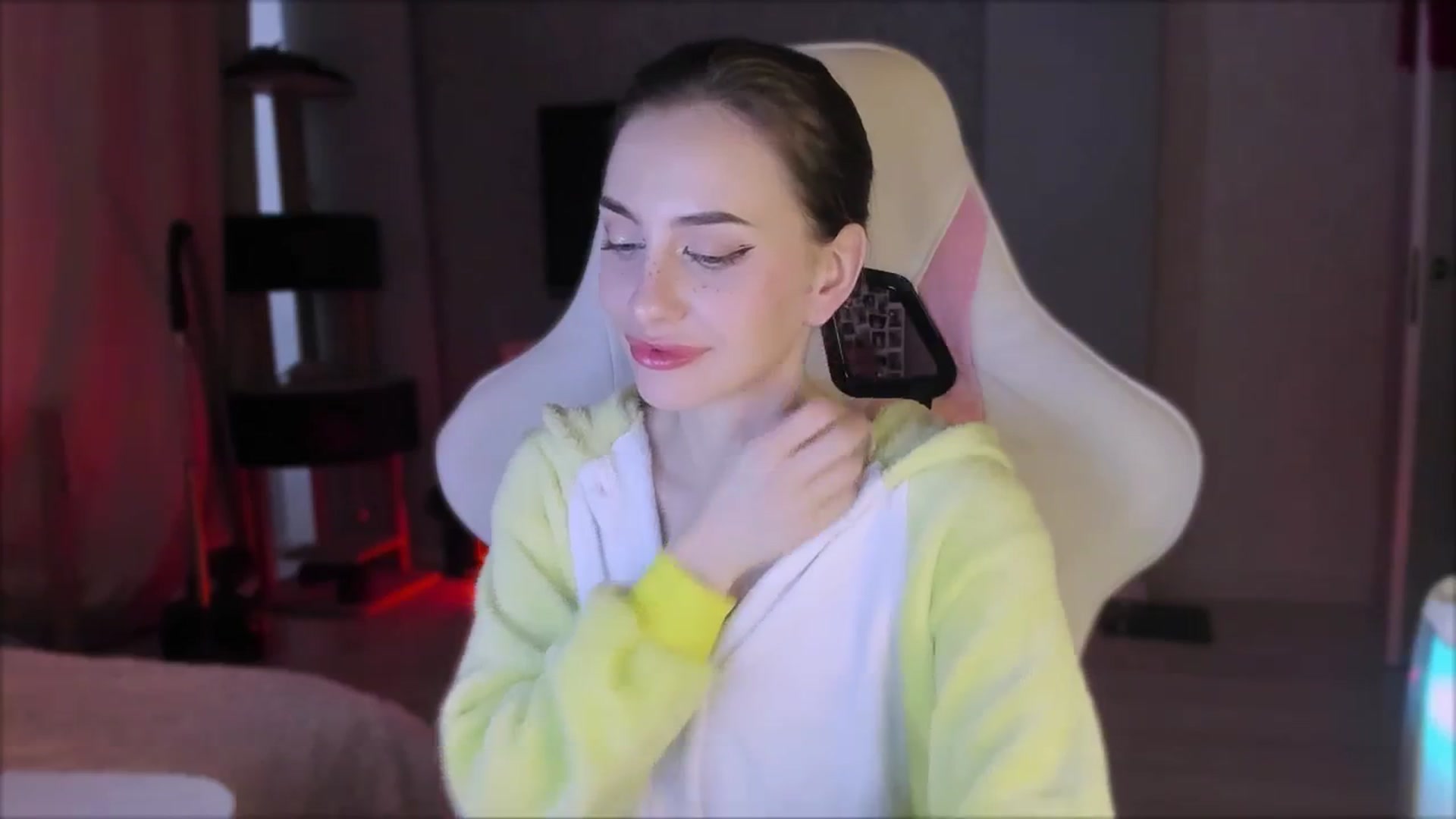 Gallery image thumbnail from Space_Eva's myfreecams stream on, 10/17/2023, 05:20 image 10 of 20