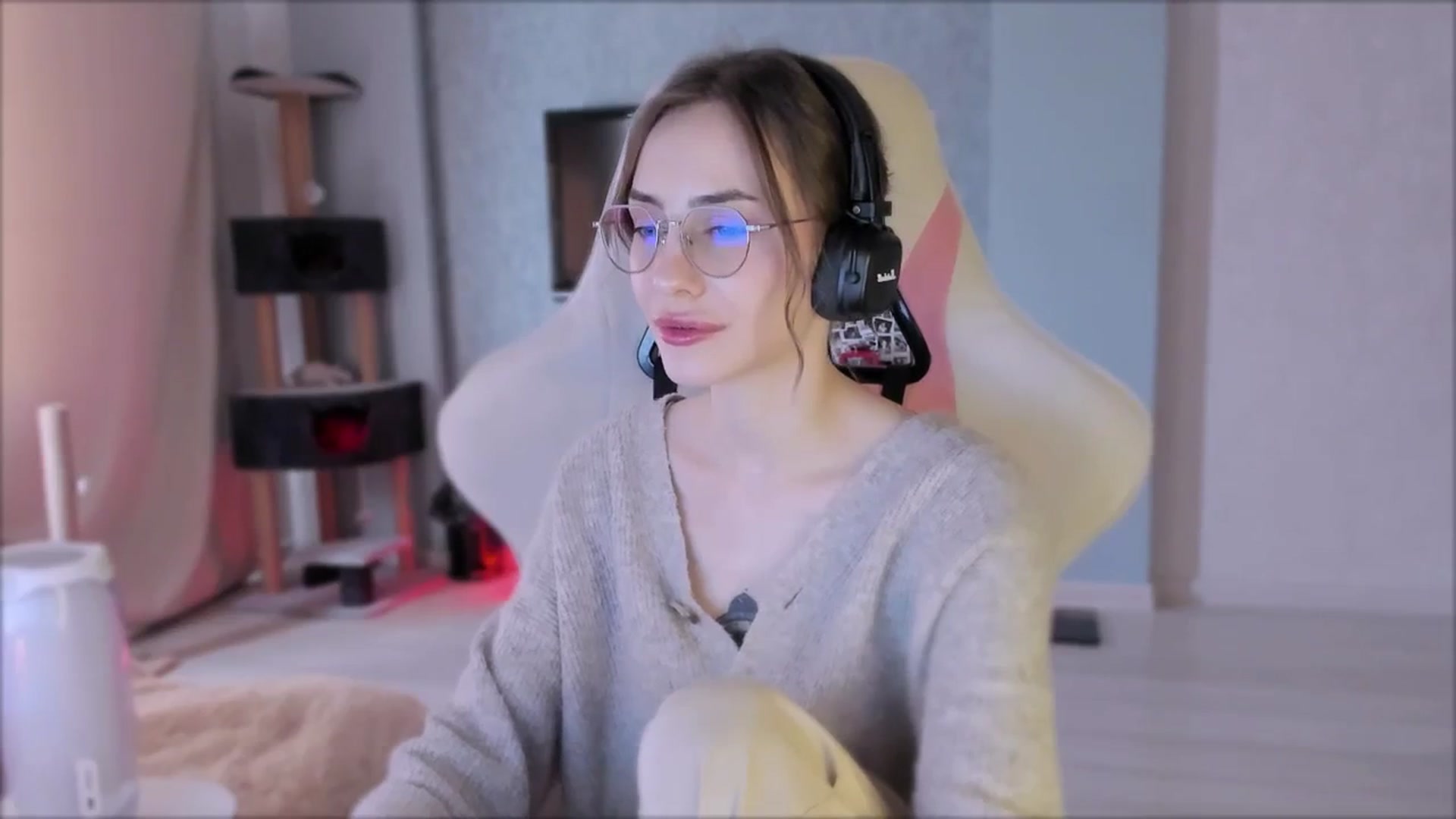 Gallery image thumbnail from Space_Eva's myfreecams stream on, 10/18/2023, 05:47 image 13 of 20