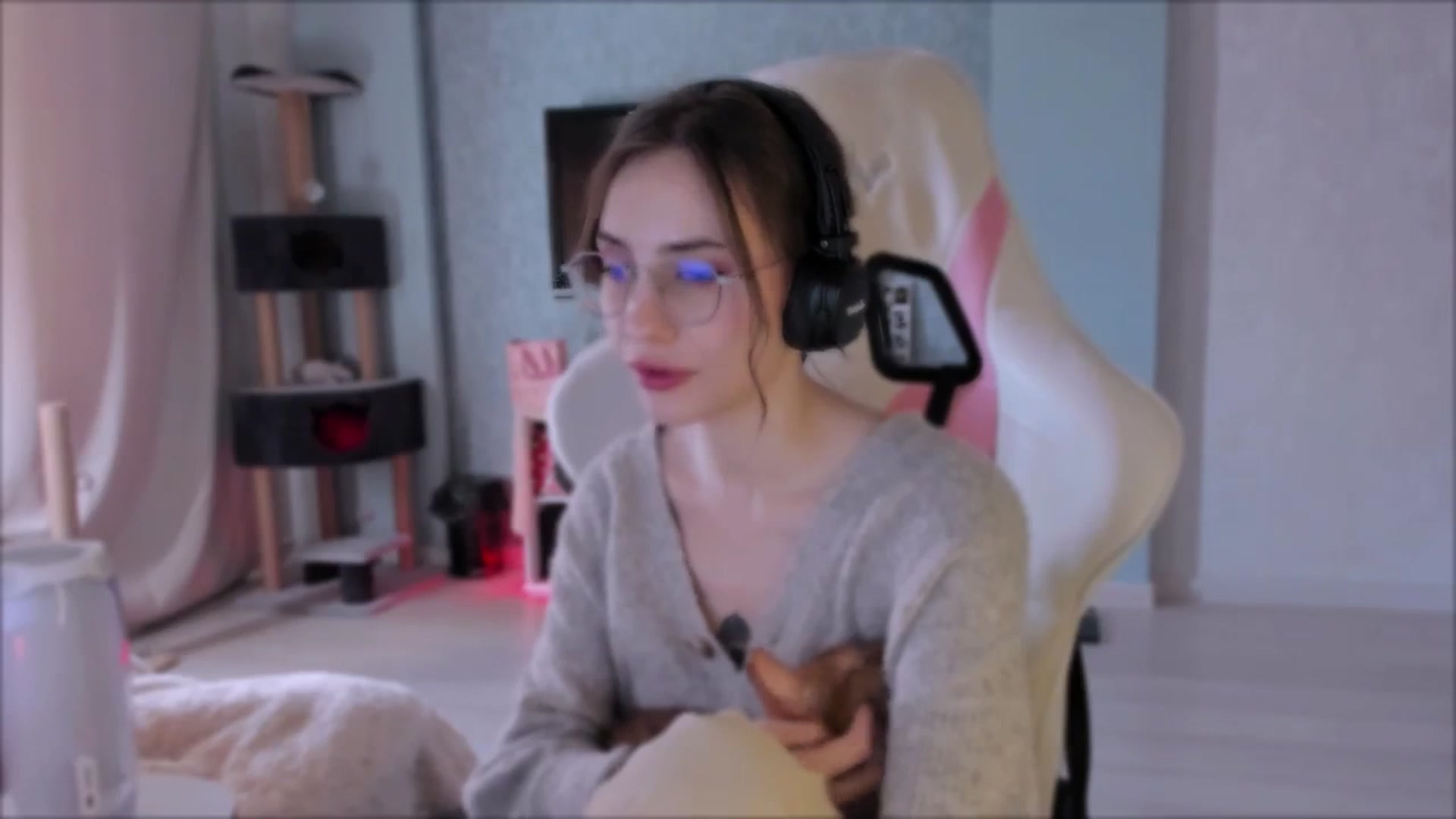 Gallery image thumbnail from Space_Eva's myfreecams stream on, 10/18/2023, 05:47 image 17 of 20
