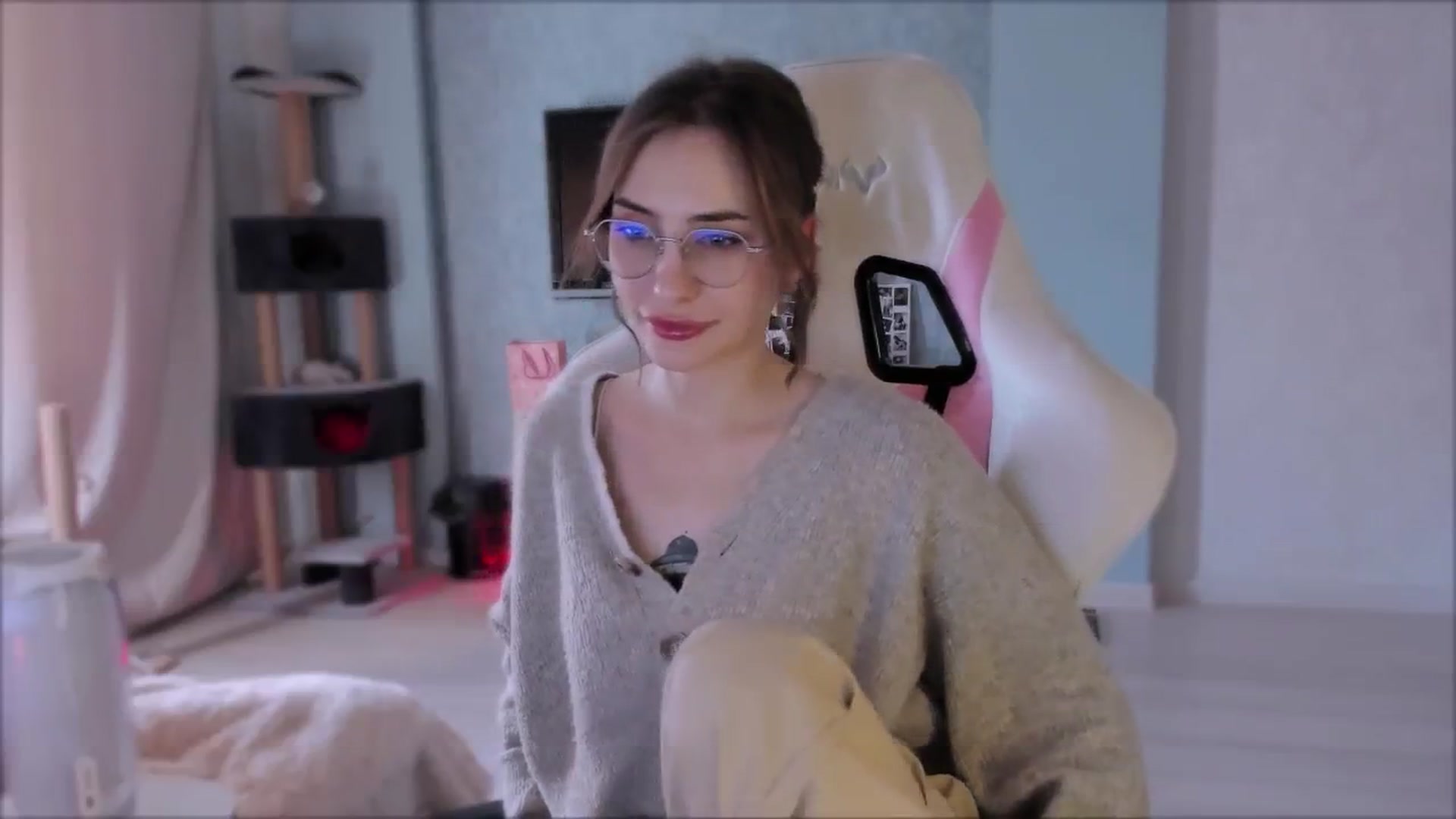 Gallery image thumbnail from Space_Eva's myfreecams stream on, 10/18/2023, 05:47 image 18 of 20