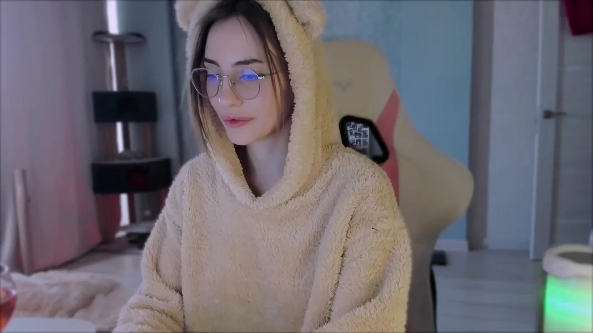 Gallery image thumbnail from Space_Eva's myfreecams stream on, 10/20/2023, 04:00 image 18 of 20