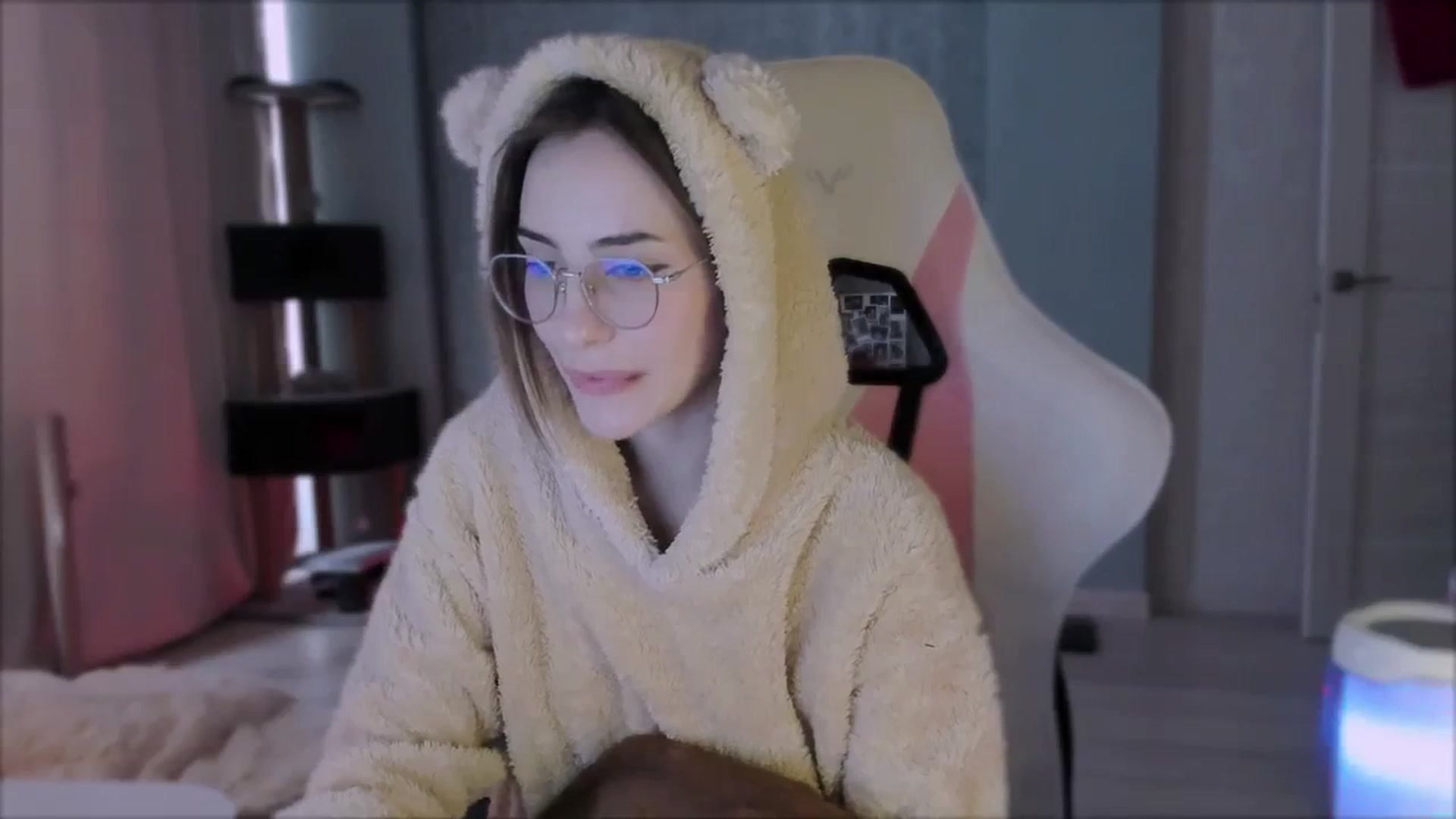 Gallery image thumbnail from Space_Eva's myfreecams stream on, 10/20/2023, 04:00 image 17 of 20