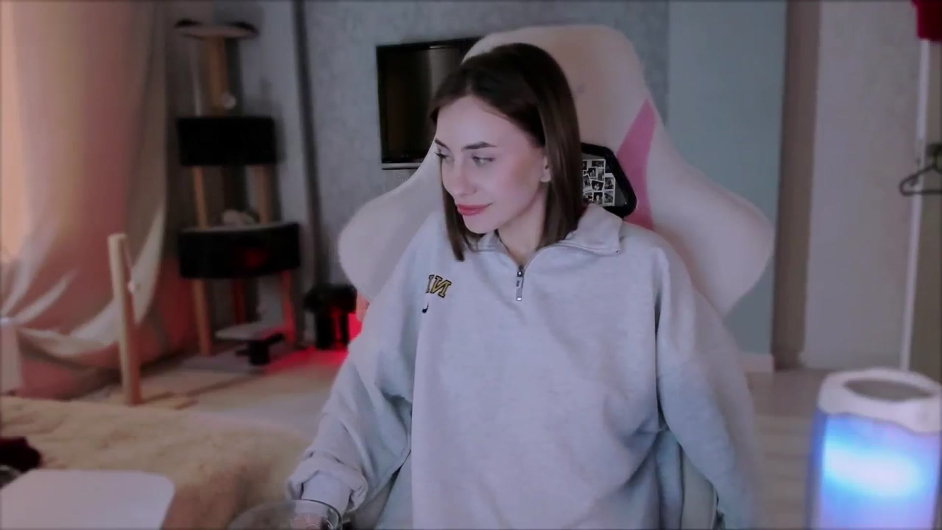 Gallery image thumbnail from Space_Eva's myfreecams stream on, 10/24/2023, 06:27 image 7 of 20