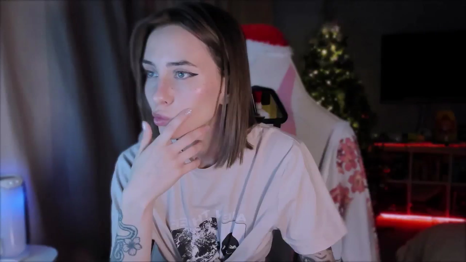 Gallery image thumbnail from Space_Eva's myfreecams stream on, 12/05/2023, 02:30 image 16 of 20