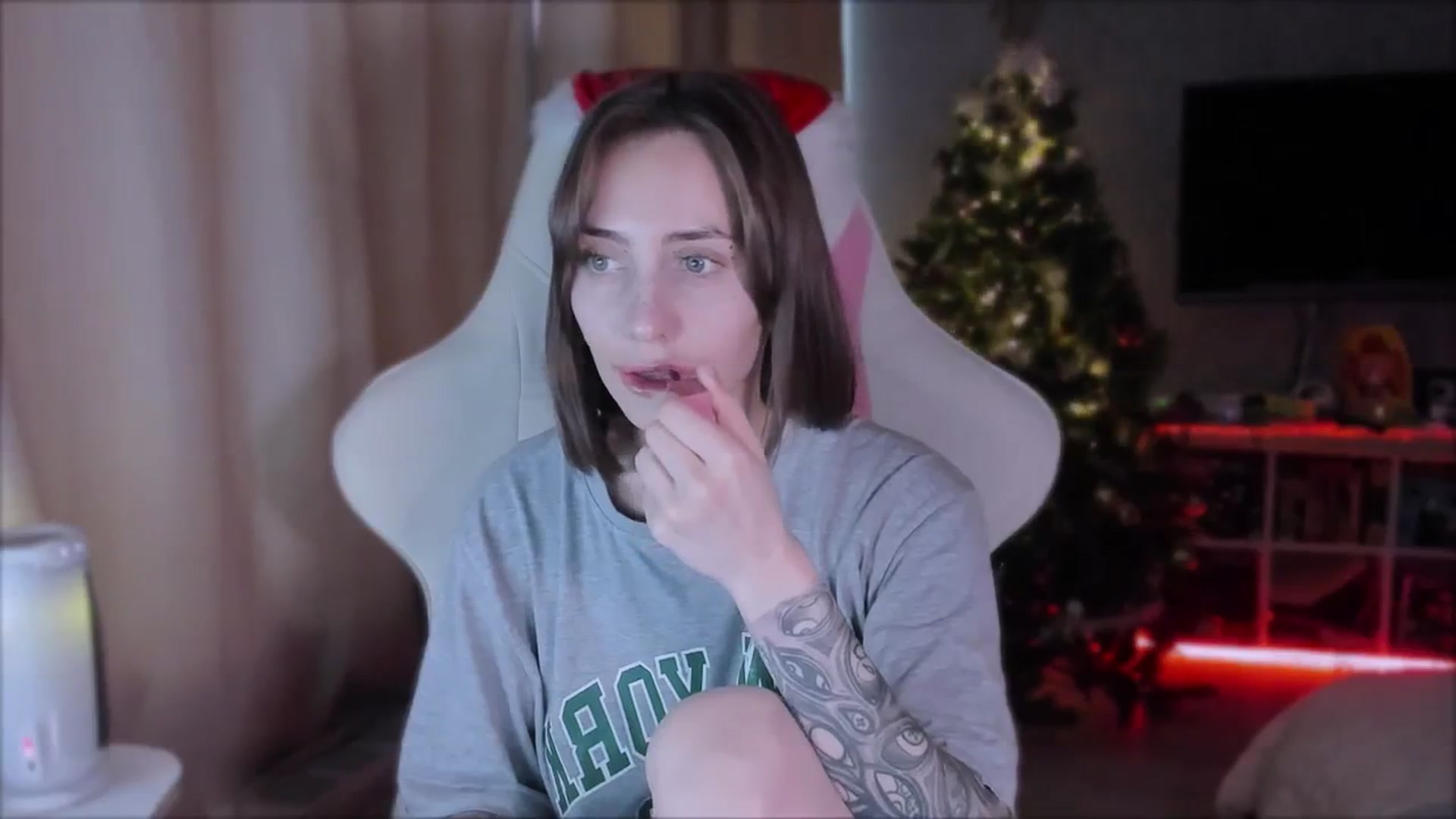 Gallery image thumbnail from Space_Eva's myfreecams stream on, 12/06/2023, 06:28 image 2 of 20