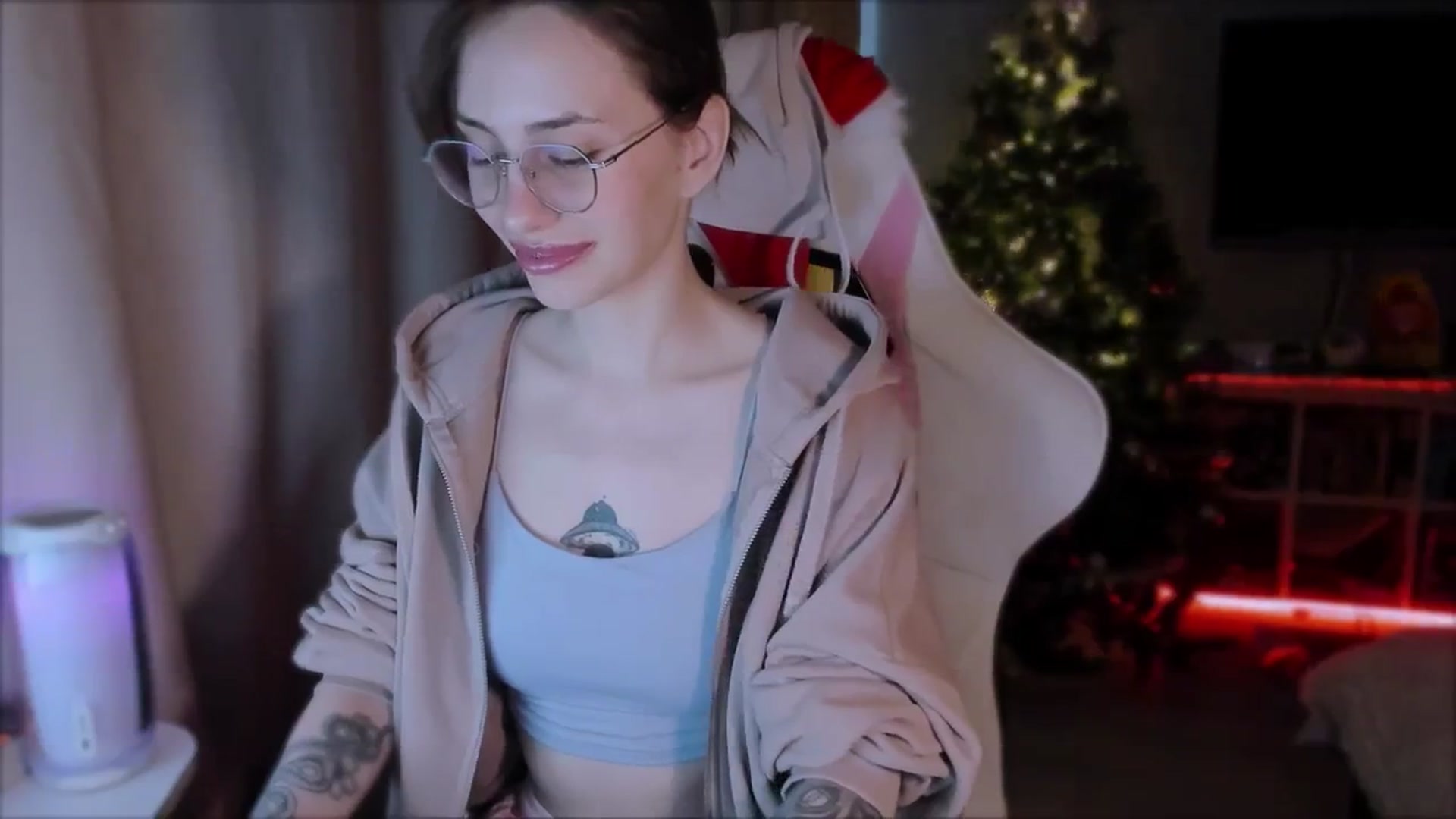 Gallery image thumbnail from Space_Eva's myfreecams stream on, 12/11/2023, 03:08 image 8 of 20