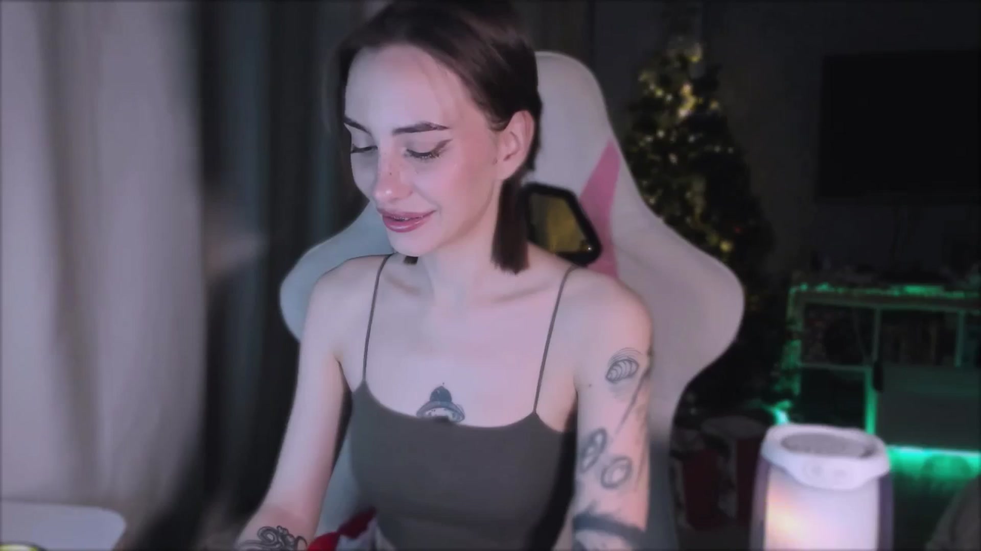Gallery image thumbnail from Space_Eva's myfreecams stream on, 12/26/2023, 03:04 image 7 of 20