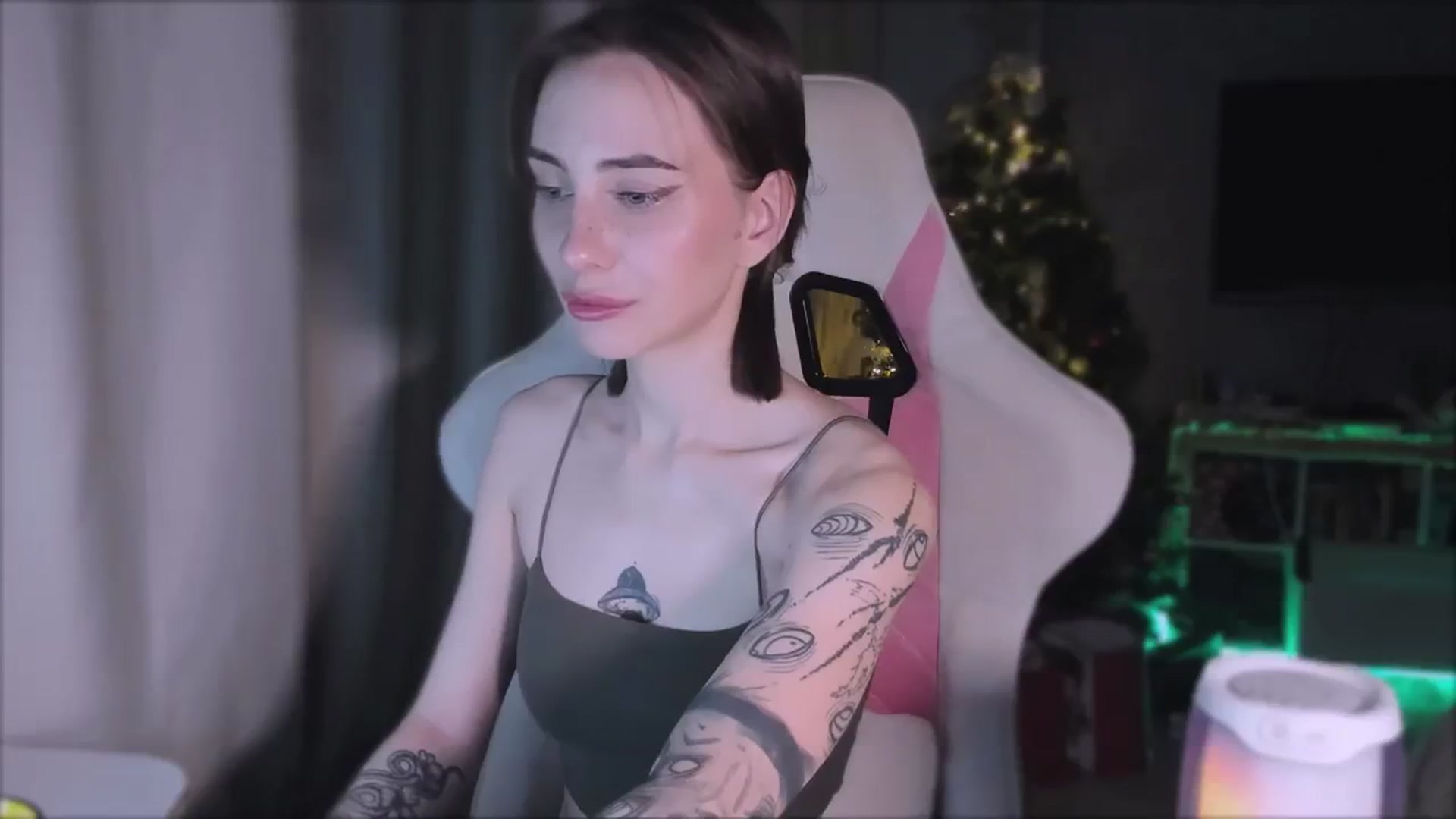 Gallery image thumbnail from Space_Eva's myfreecams stream on, 12/26/2023, 03:04 image 15 of 20