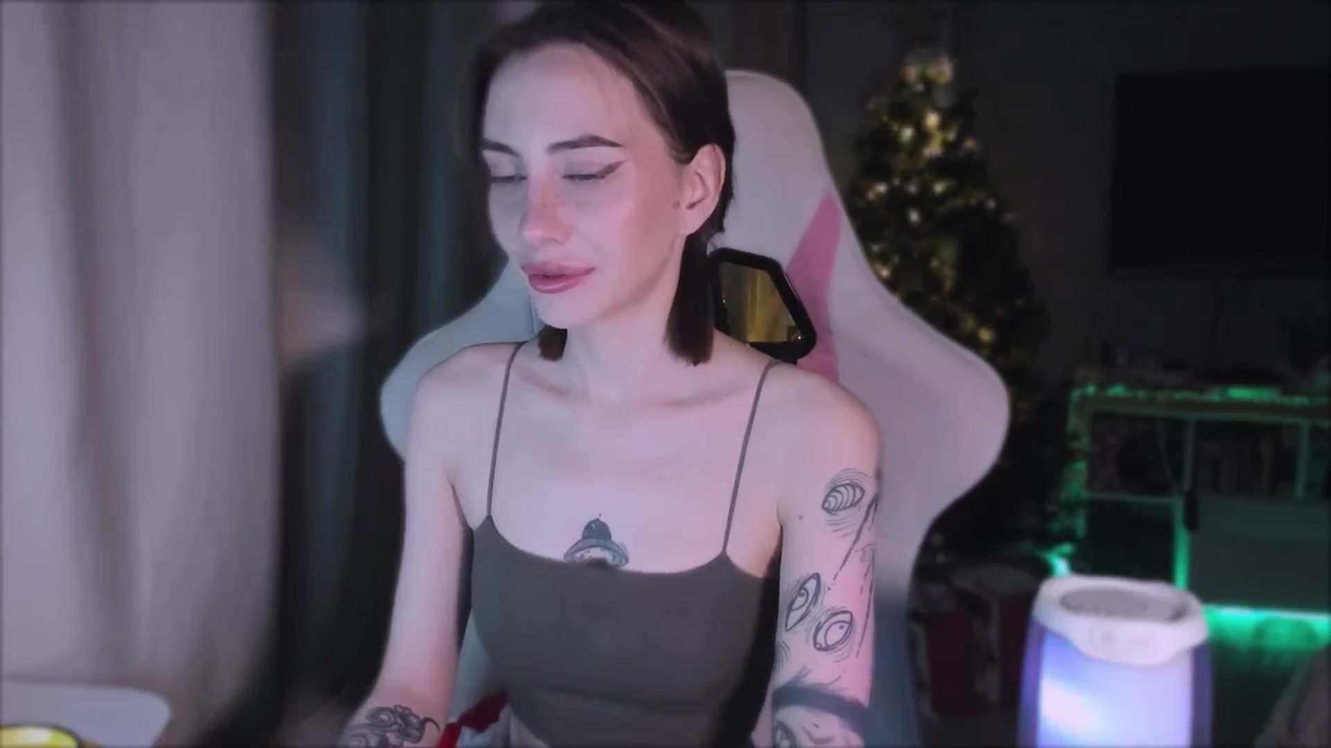 Gallery image thumbnail from Space_Eva's myfreecams stream on, 12/26/2023, 03:04 image 6 of 20