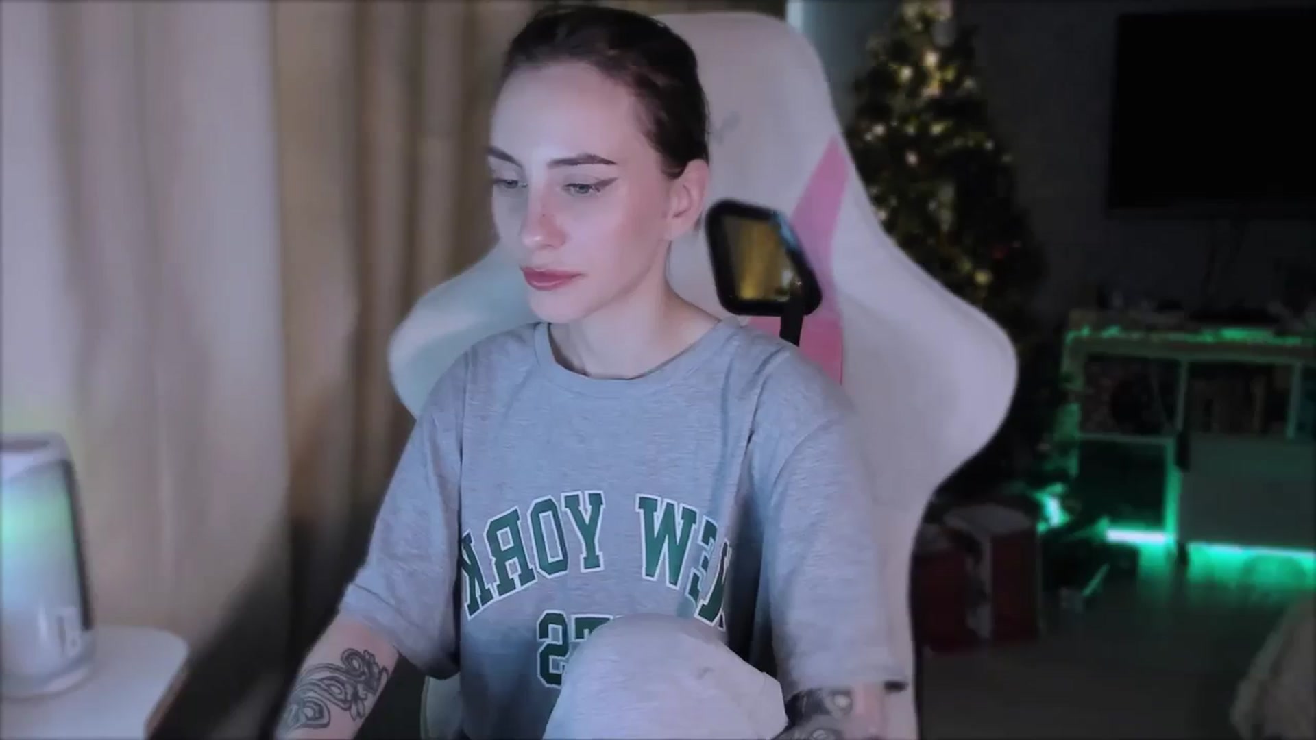 Gallery image thumbnail from Space_Eva's myfreecams stream on, 12/26/2023, 06:07 image 10 of 20