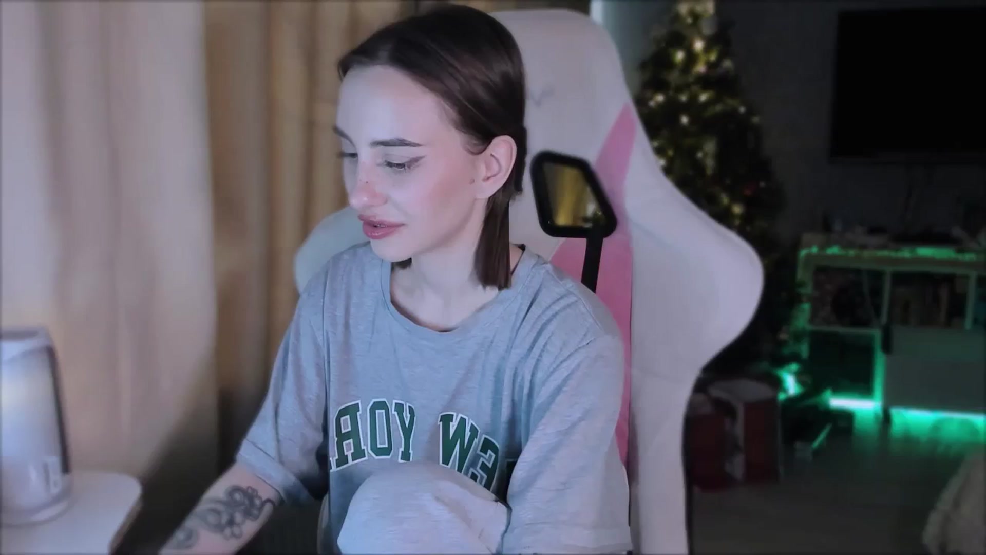 Gallery image thumbnail from Space_Eva's myfreecams stream on, 12/26/2023, 06:07 image 1 of 20