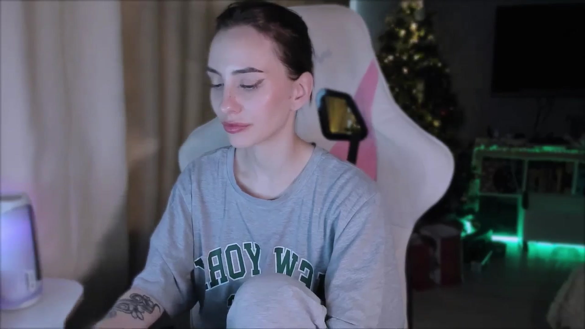 Gallery image thumbnail from Space_Eva's myfreecams stream on, 12/26/2023, 06:07 image 17 of 20