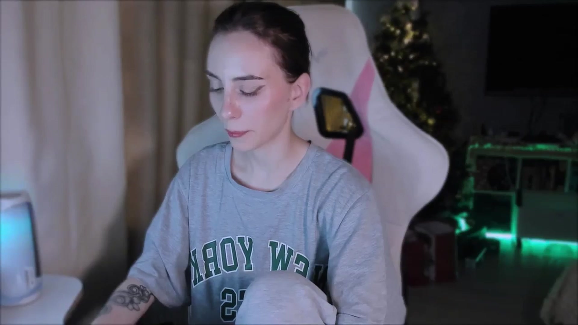 Gallery image thumbnail from Space_Eva's myfreecams stream on, 12/26/2023, 06:07 image 19 of 20