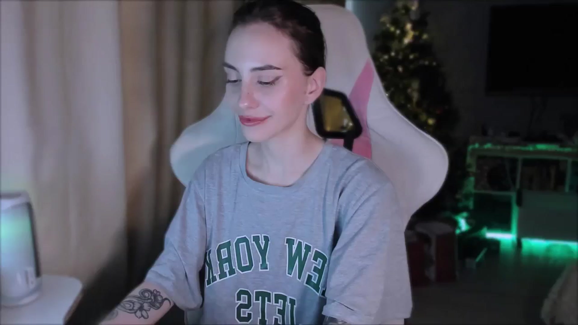 Gallery image thumbnail from Space_Eva's myfreecams stream on, 12/26/2023, 06:07 image 20 of 20