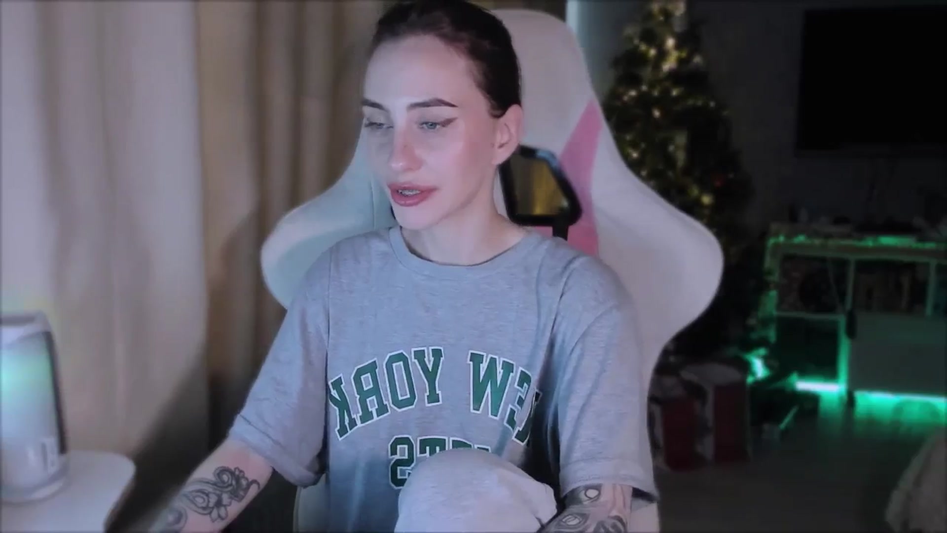 Gallery image thumbnail from Space_Eva's myfreecams stream on, 12/26/2023, 06:07 image 15 of 20