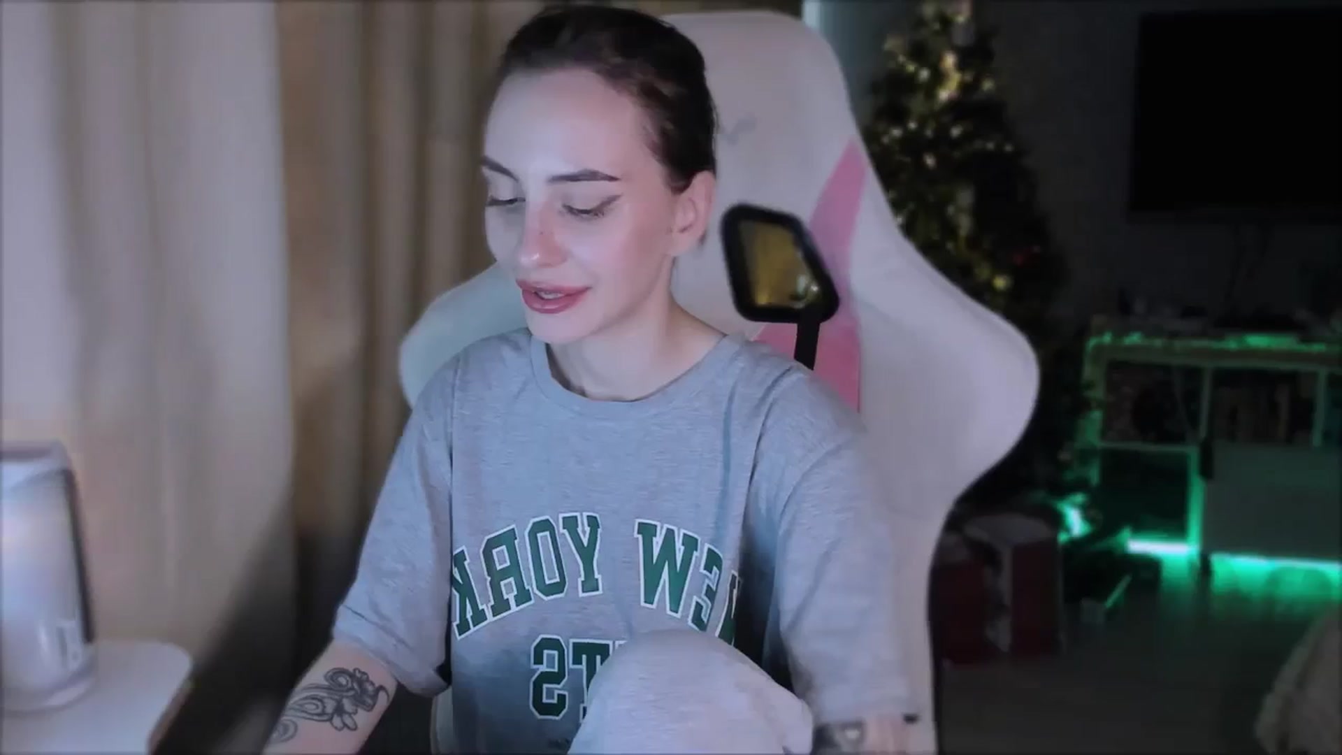 Gallery image thumbnail from Space_Eva's myfreecams stream on, 12/26/2023, 06:07 image 11 of 20