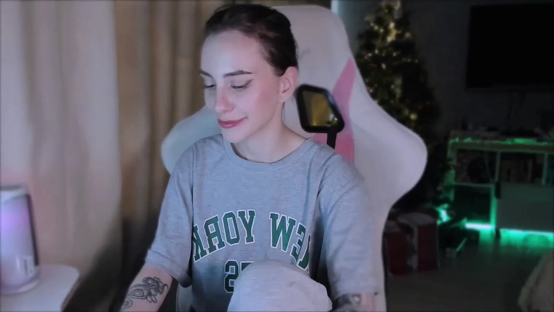 Gallery image thumbnail from Space_Eva's myfreecams stream on, 12/26/2023, 06:07 image 7 of 20