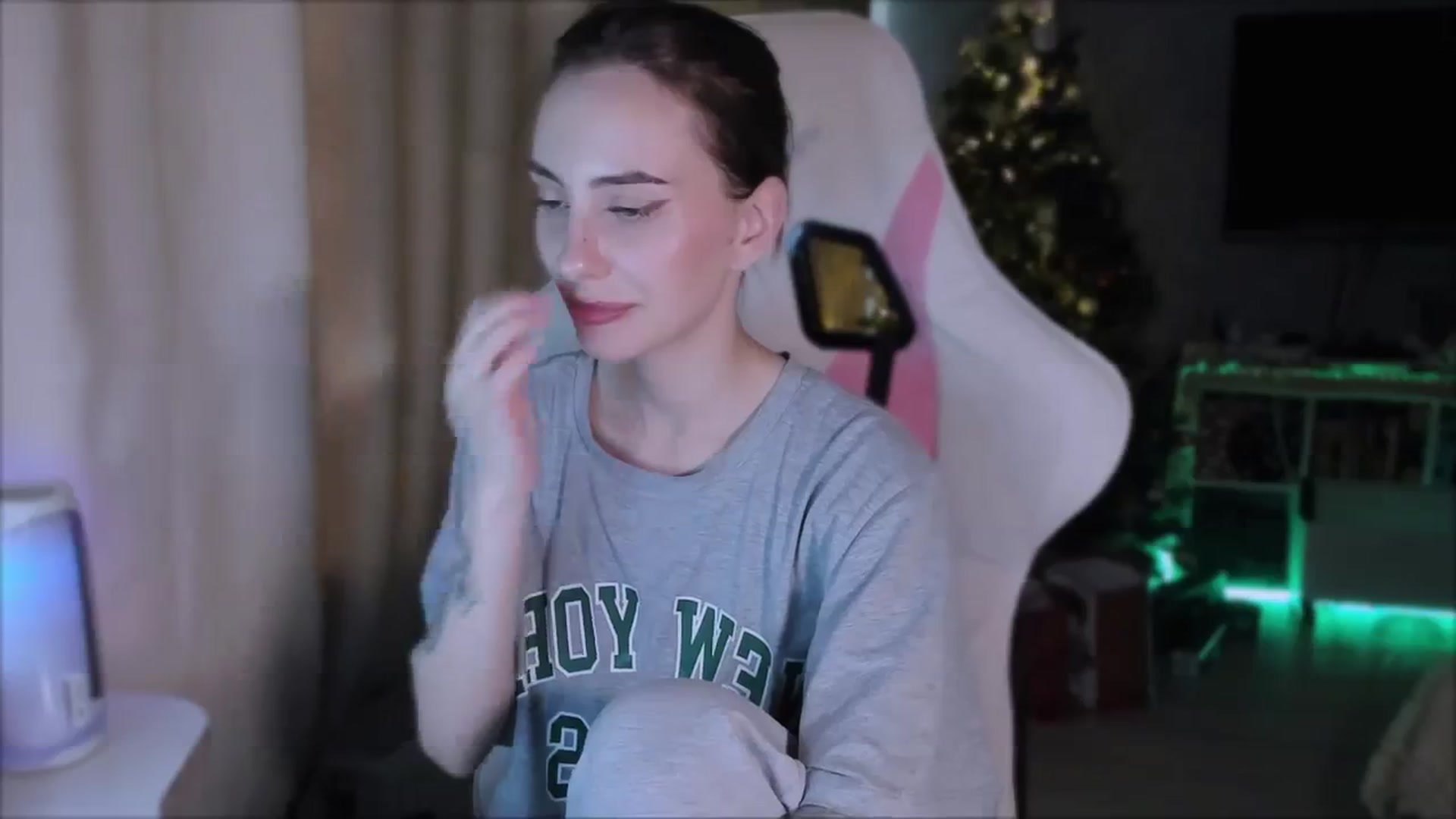 Gallery image thumbnail from Space_Eva's myfreecams stream on, 12/26/2023, 06:07 image 18 of 20