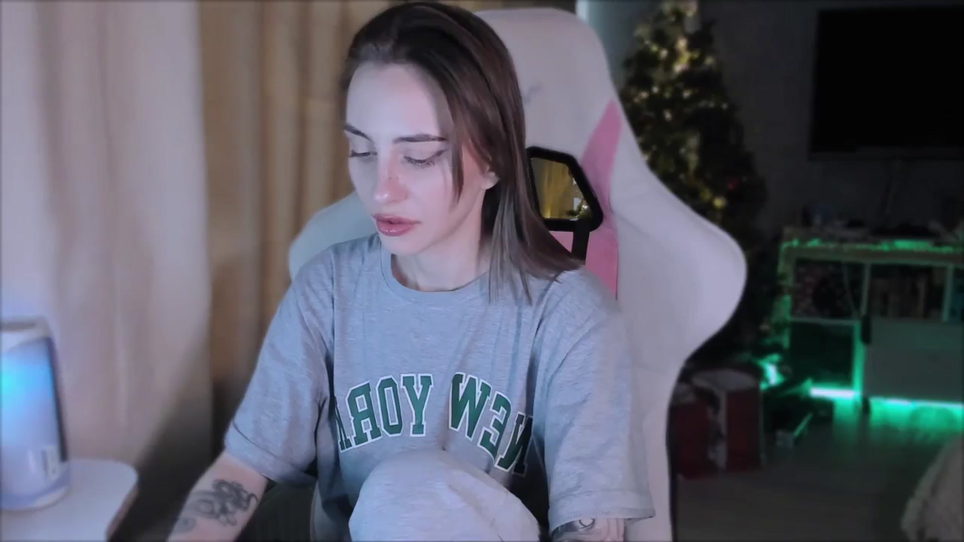 Gallery image thumbnail from Space_Eva's myfreecams stream on, 12/26/2023, 06:07 image 4 of 20