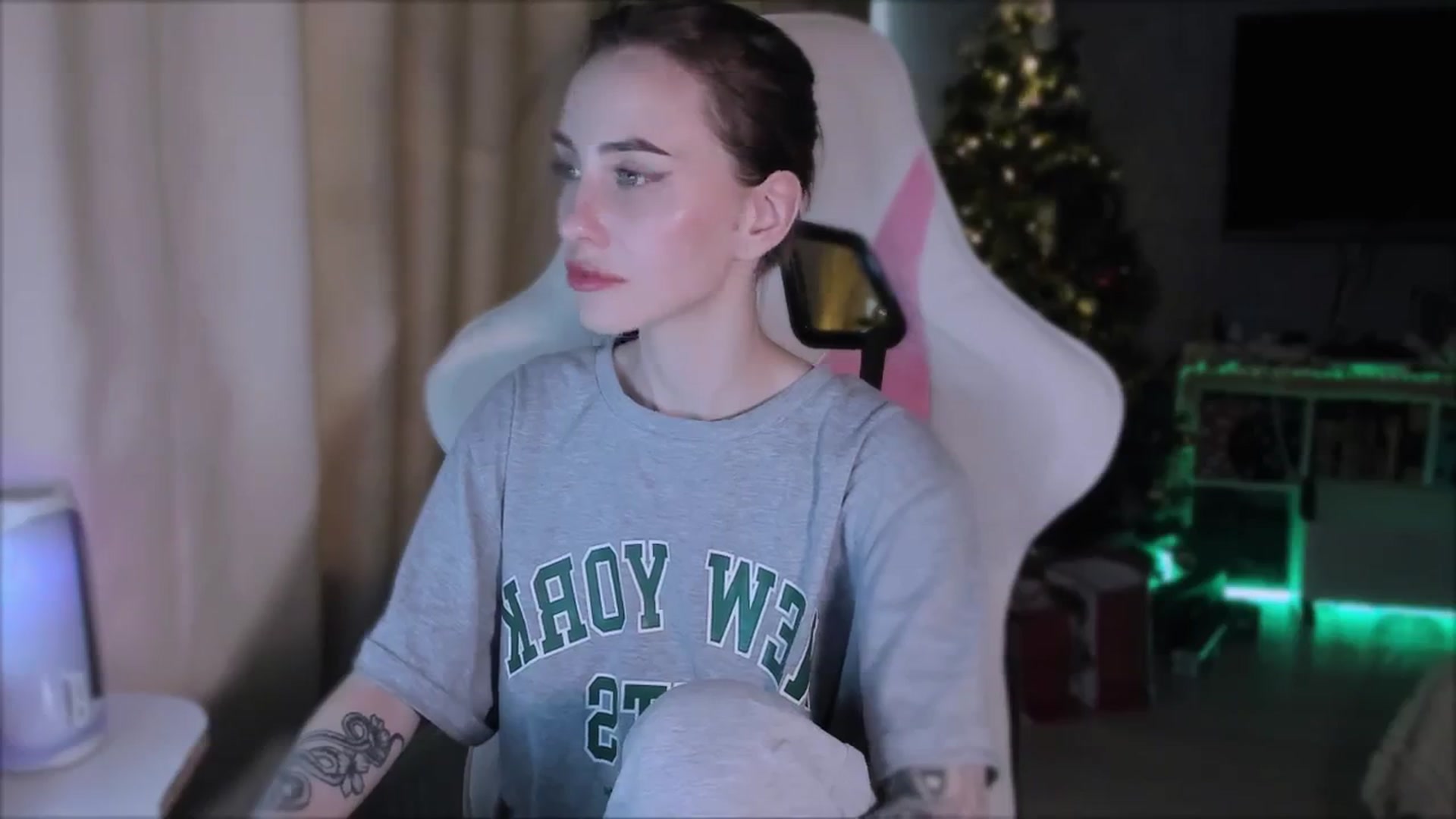 Gallery image thumbnail from Space_Eva's myfreecams stream on, 12/26/2023, 06:07 image 8 of 20