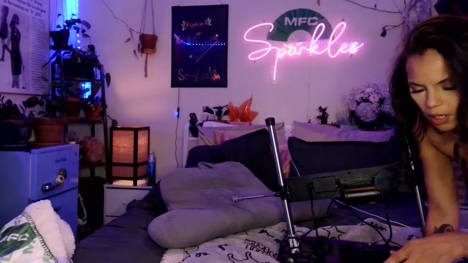 Gallery image thumbnail from Sparkl3s_BDay's myfreecams stream on, 09/13/2025, 08:36 image 16 of 20