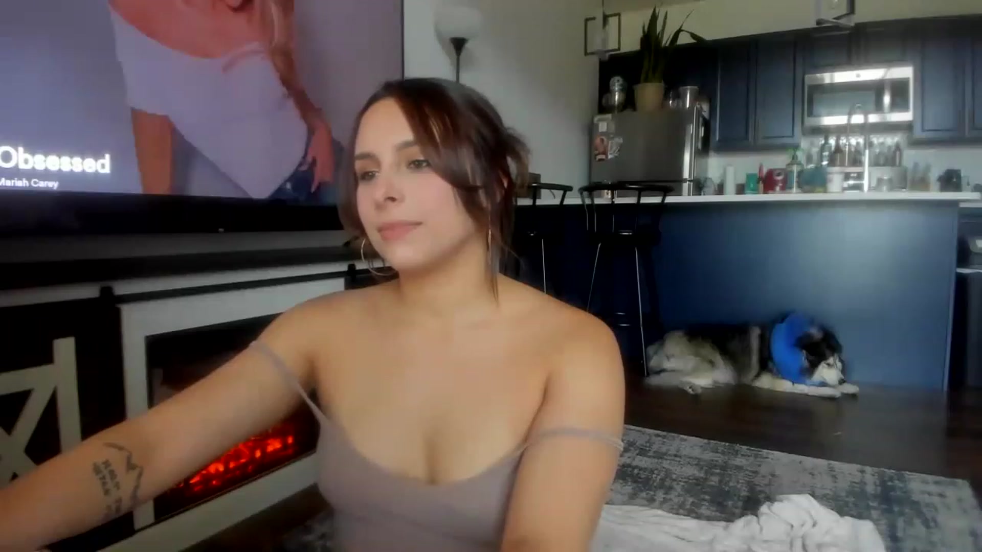 Gallery image thumbnail from SparklySays's myfreecams stream on, 05/18/2023, 19:08 image 2 of 20