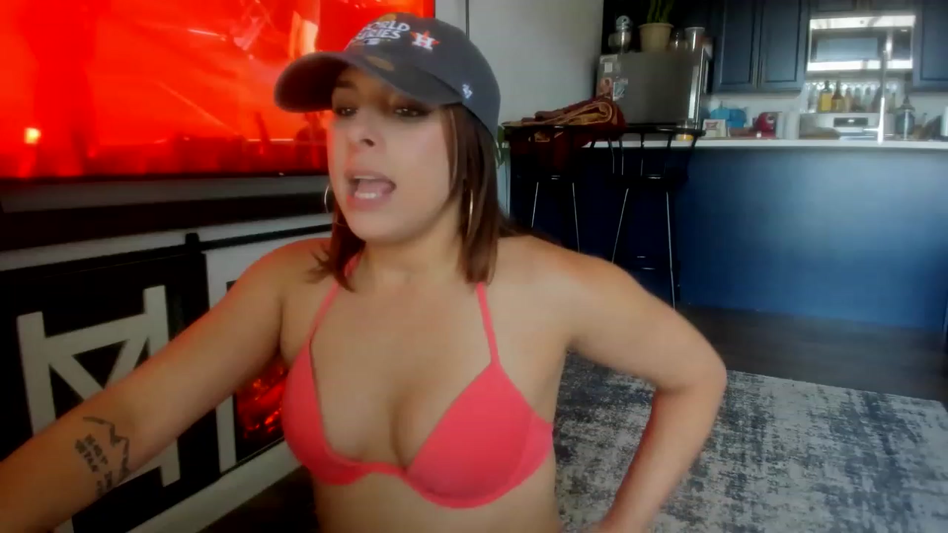 Gallery image thumbnail from SparklySays's myfreecams stream on, 05/31/2023, 18:14 image 19 of 20