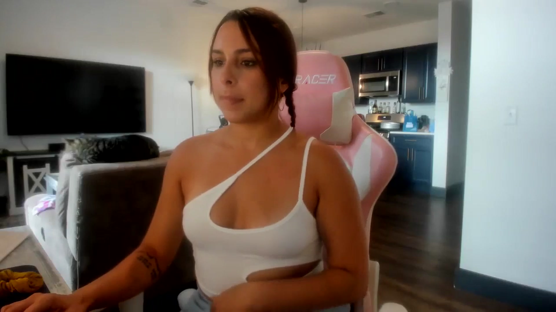 Gallery image thumbnail from Sparkly__'s myfreecams stream on, 08/29/2023, 14:14 image 2 of 20