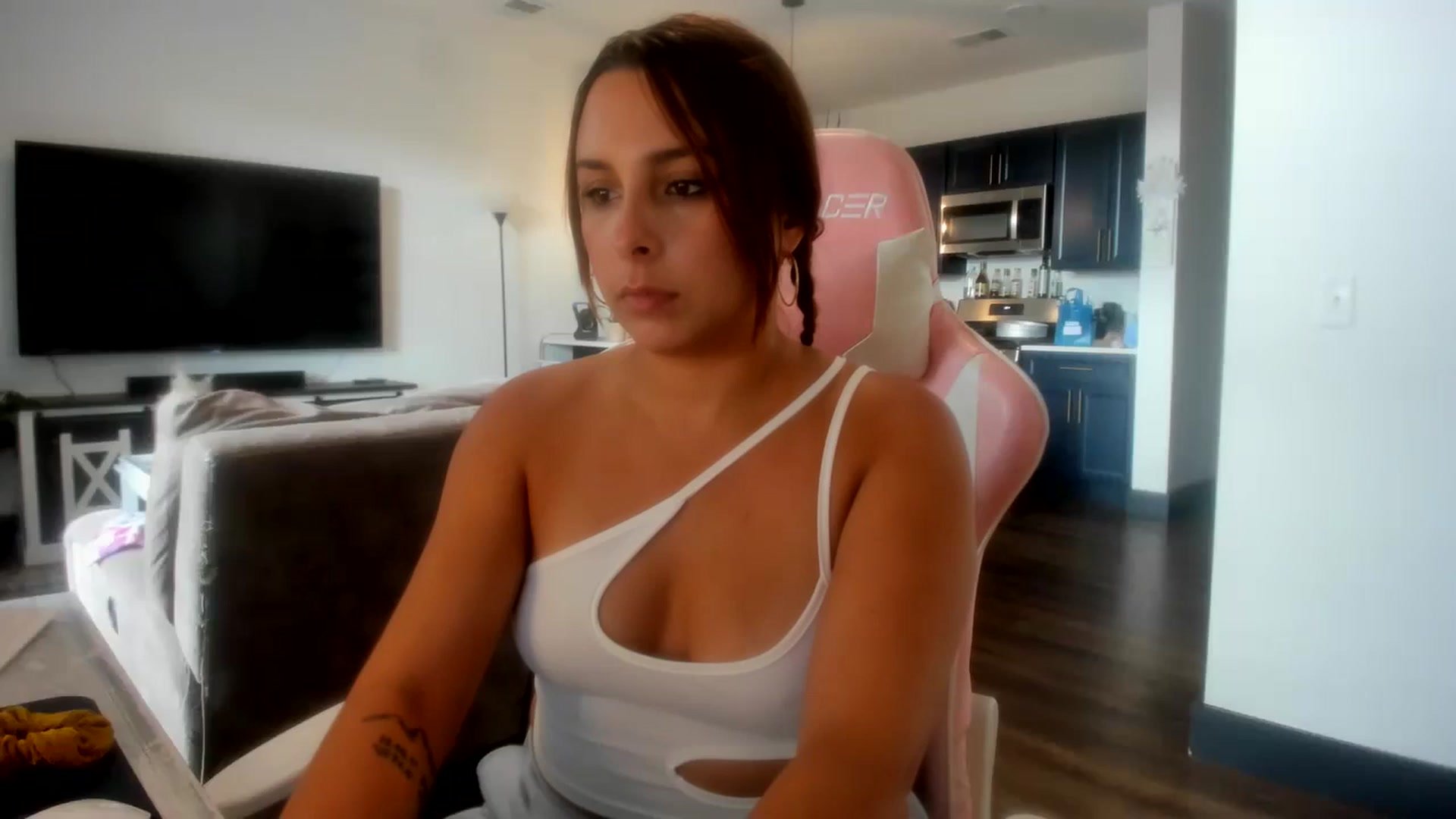 Gallery image thumbnail from Sparkly__'s myfreecams stream on, 08/29/2023, 14:14 image 14 of 20