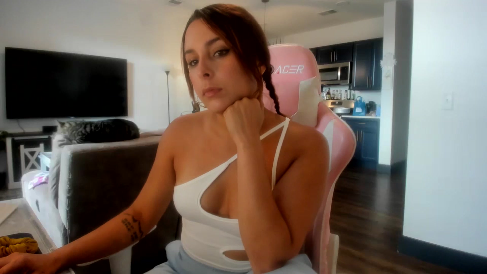 Gallery image thumbnail from Sparkly__'s myfreecams stream on, 08/29/2023, 14:14 image 6 of 20