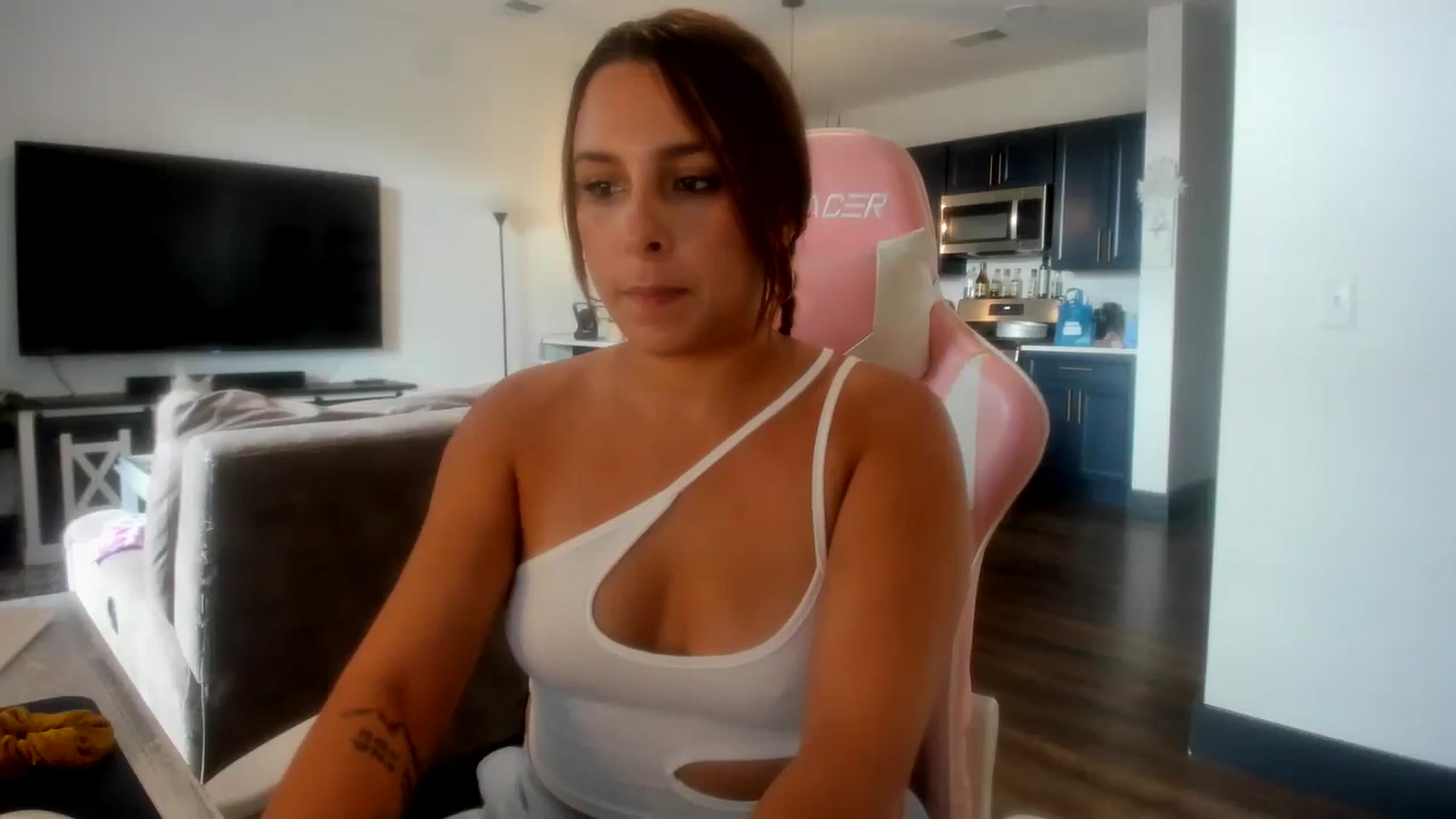 Gallery image thumbnail from Sparkly__'s myfreecams stream on, 08/29/2023, 14:14 image 15 of 20