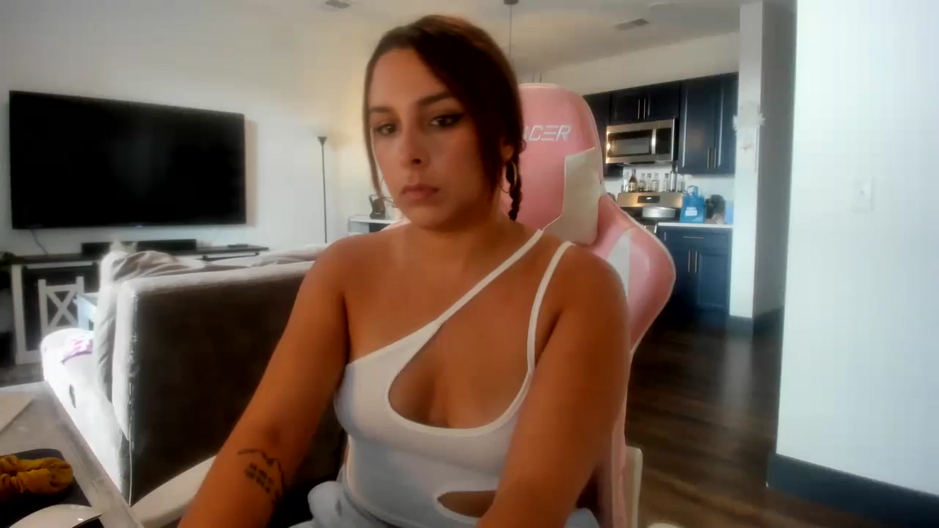 Gallery image thumbnail from Sparkly__'s myfreecams stream on, 08/29/2023, 14:14 image 18 of 20