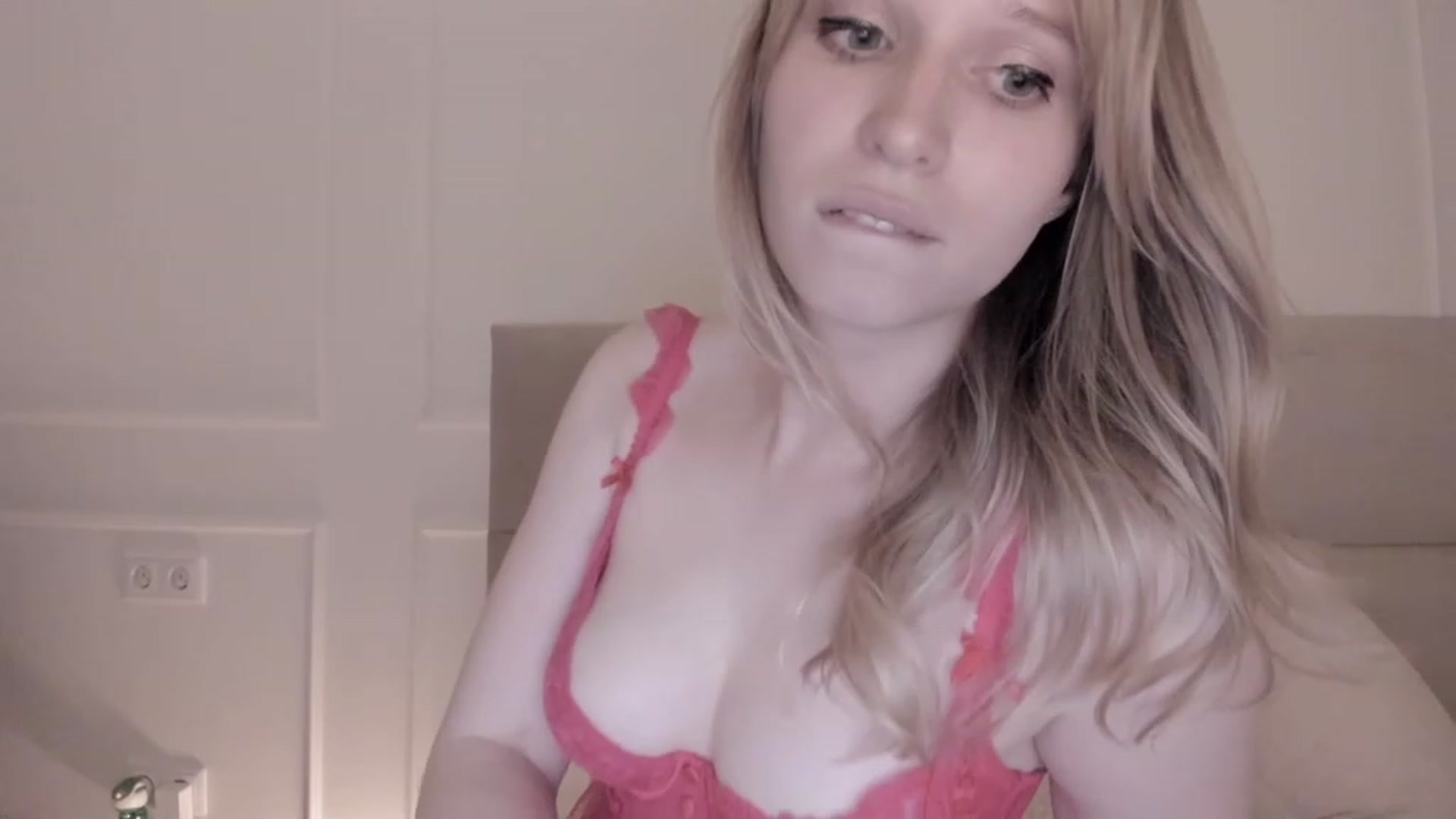 Gallery image thumbnail from Speculoos_'s myfreecams stream on, 06/07/2023, 20:19 image 18 of 20
