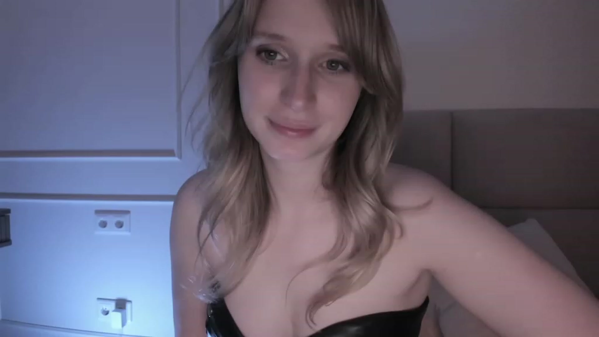 Gallery image thumbnail from Speculoos_'s myfreecams stream on, 08/10/2023, 20:02 image 3 of 20