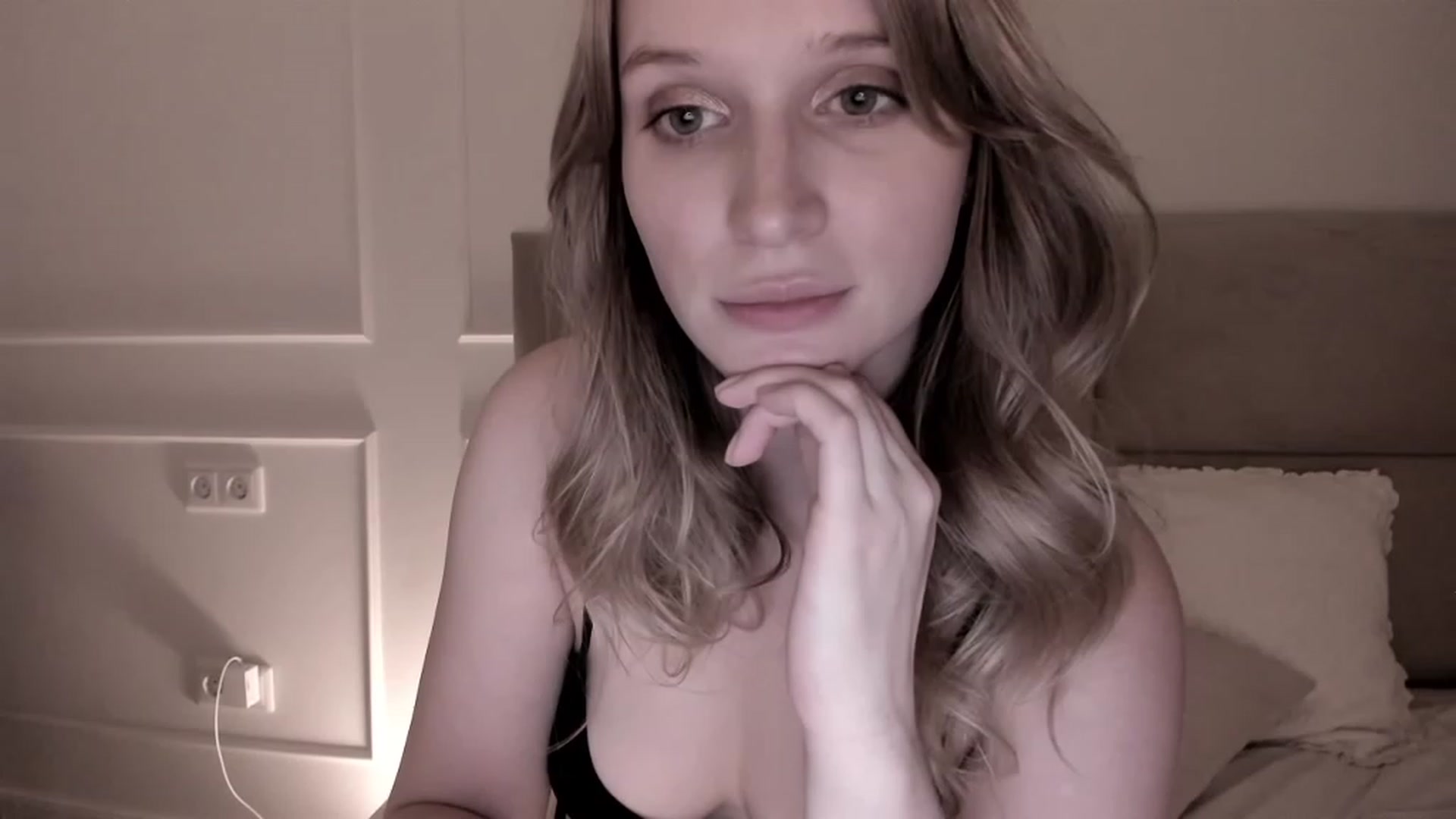 Gallery image thumbnail from Speculoos_'s myfreecams stream on, 10/04/2023, 20:27 image 17 of 20