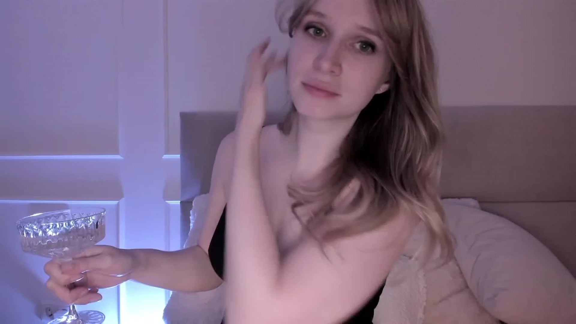 Gallery image thumbnail from Speculoos_'s myfreecams stream on, 10/17/2023, 20:18 image 9 of 20