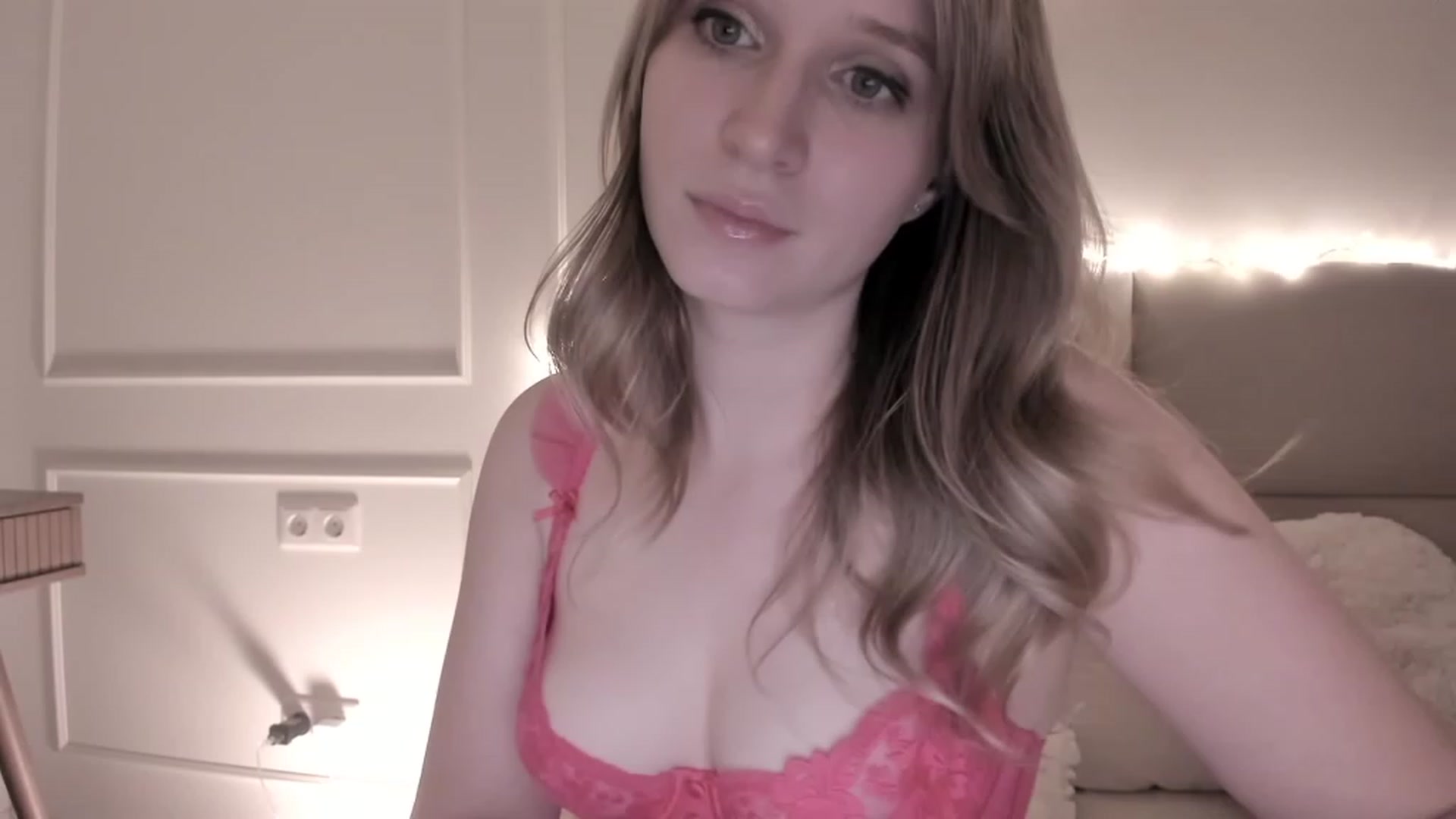 Gallery image thumbnail from Speculoos_'s myfreecams stream on, 12/18/2023, 20:46 image 4 of 20