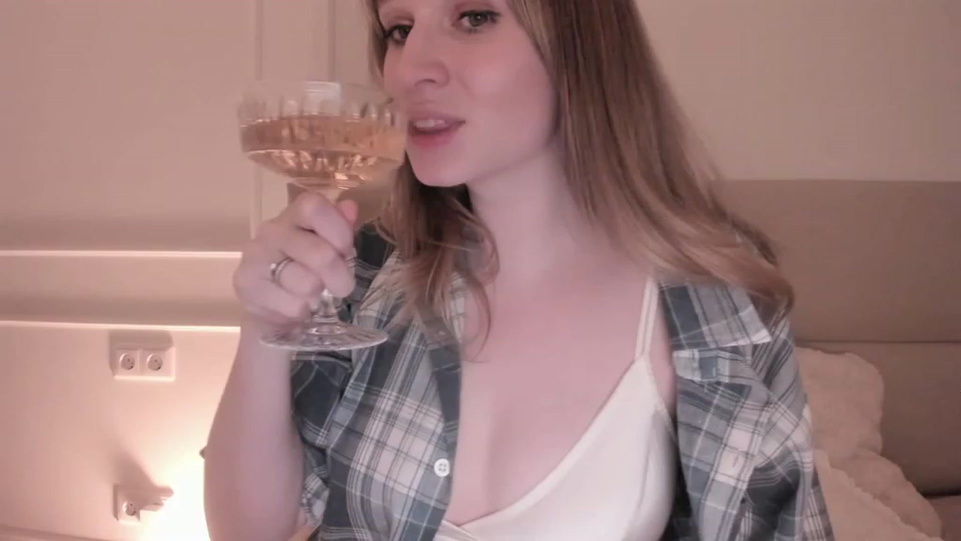 Gallery image thumbnail from Speculoos_'s myfreecams stream on, 02/15/2024, 20:31 image 2 of 20