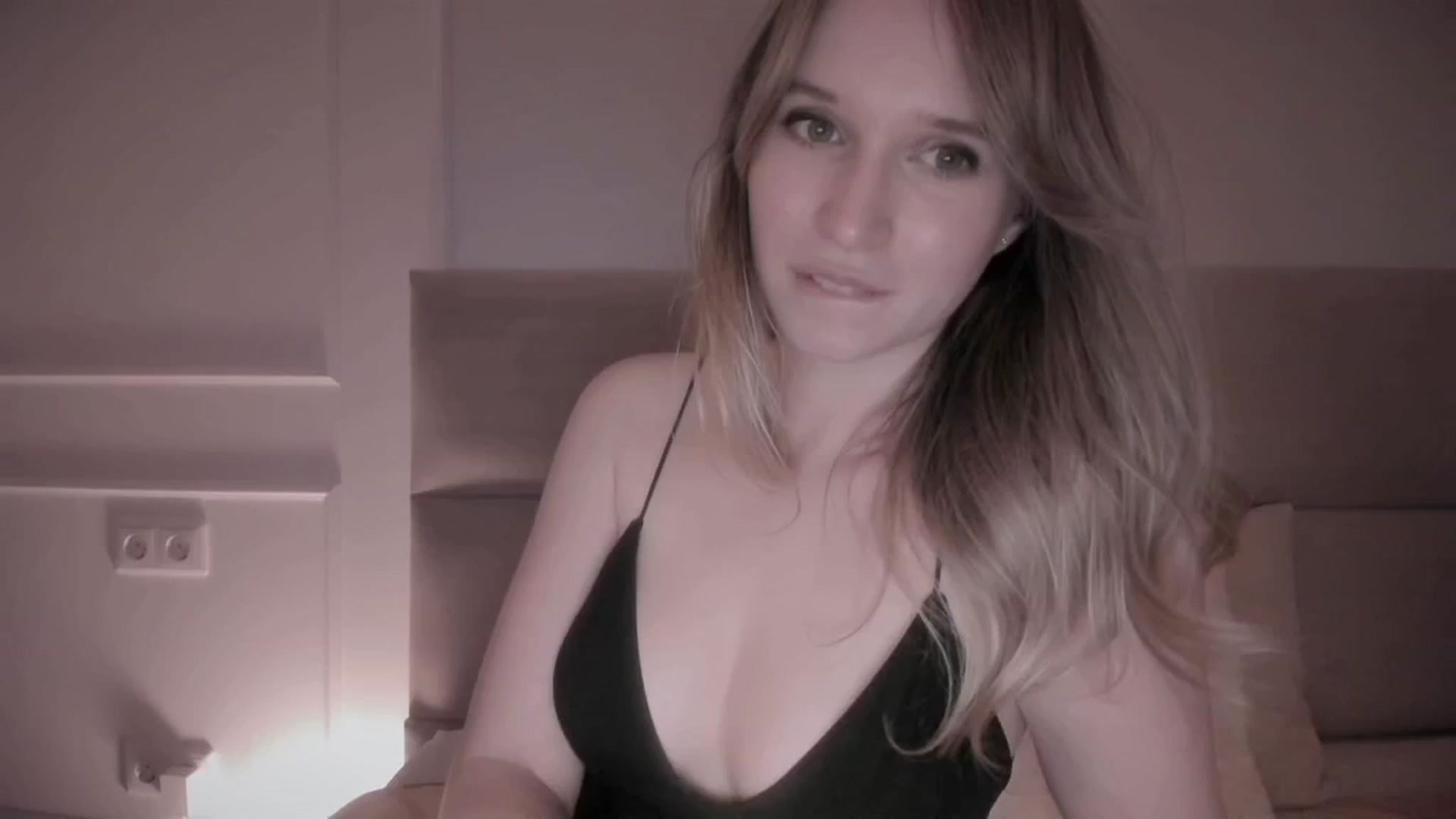 Gallery image thumbnail from Speculoos_'s myfreecams stream on, 05/01/2024, 20:46 image 6 of 20