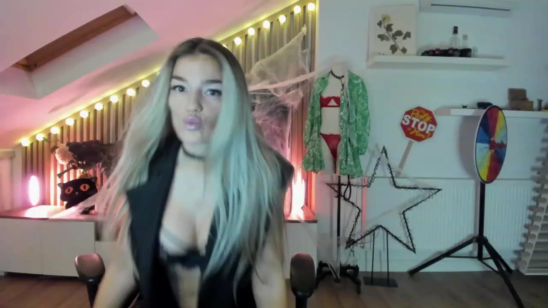 Gallery image thumbnail from SpicyLady87's myfreecams stream on, 11/10/2023, 22:24 image 16 of 20