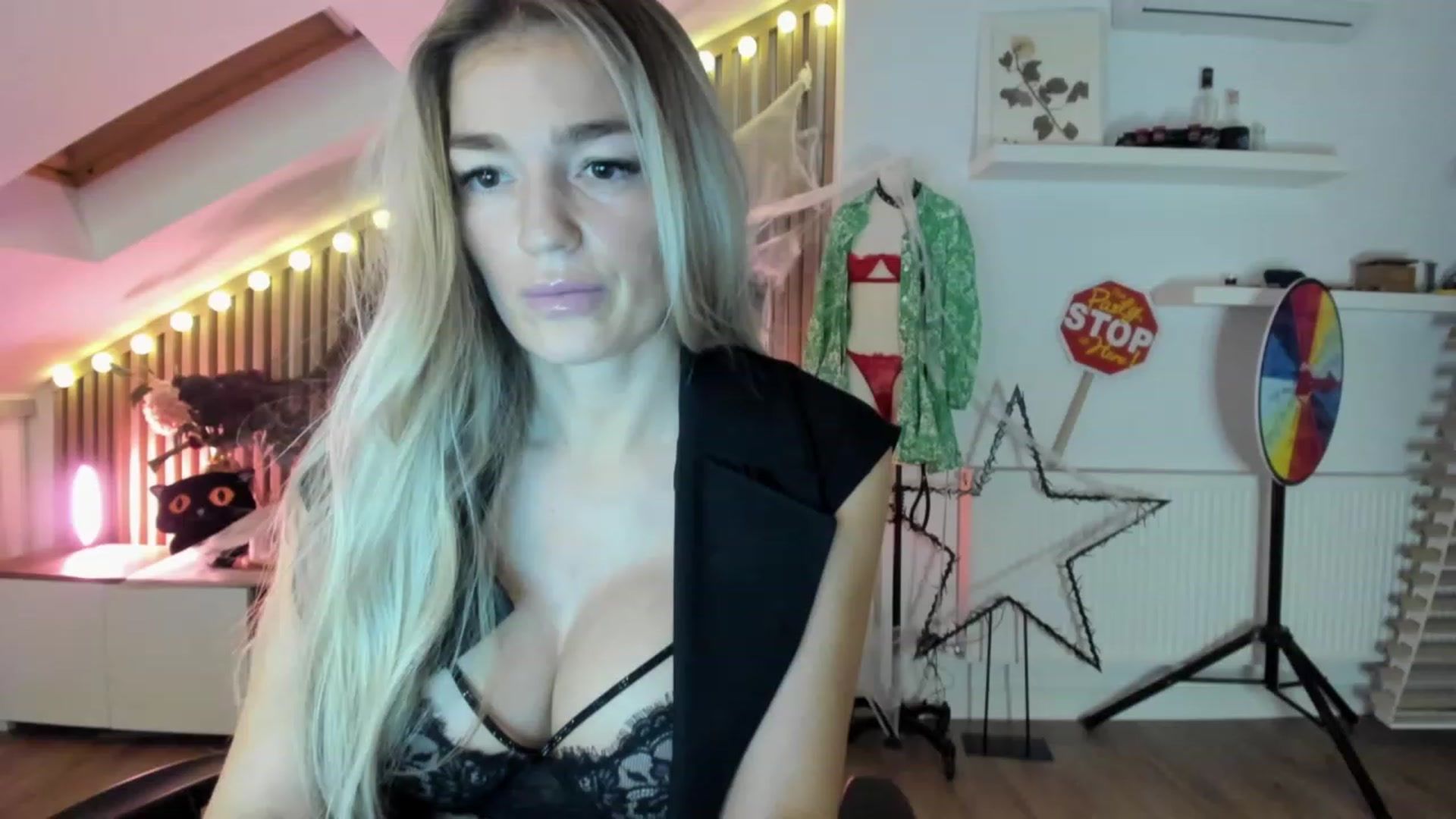 Gallery image thumbnail from SpicyLady87's myfreecams stream on, 11/10/2023, 22:24 image 10 of 20