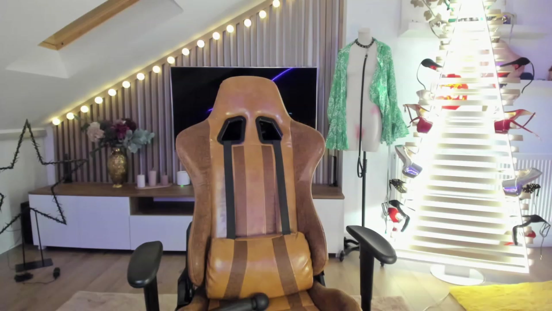 Gallery image thumbnail from SpicyLady87's myfreecams stream on, 12/26/2023, 24:21 image 12 of 20