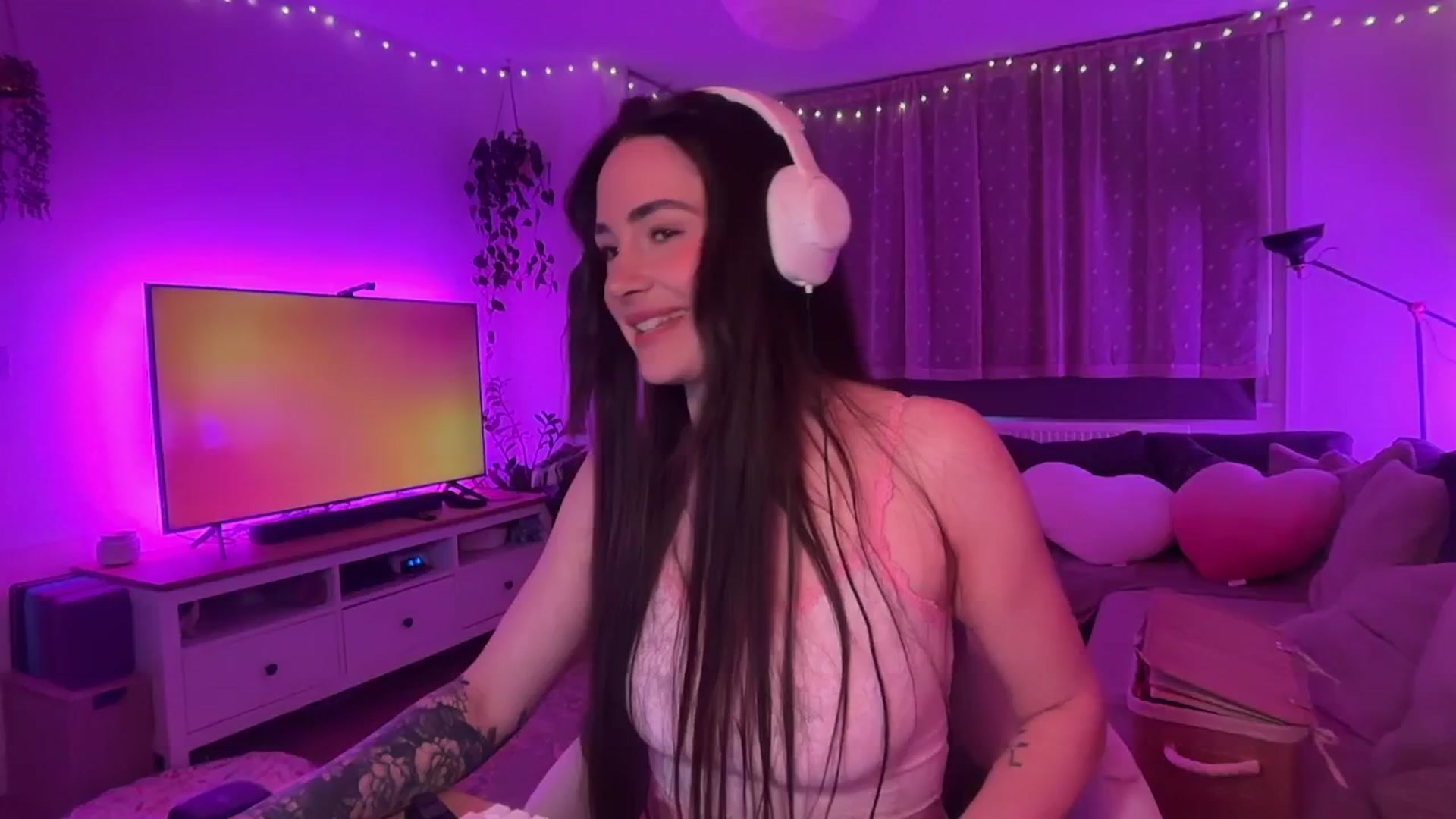 Gallery image thumbnail from SpicyLunaa's myfreecams stream on, 01/05/2026, 12:53 image 12 of 20