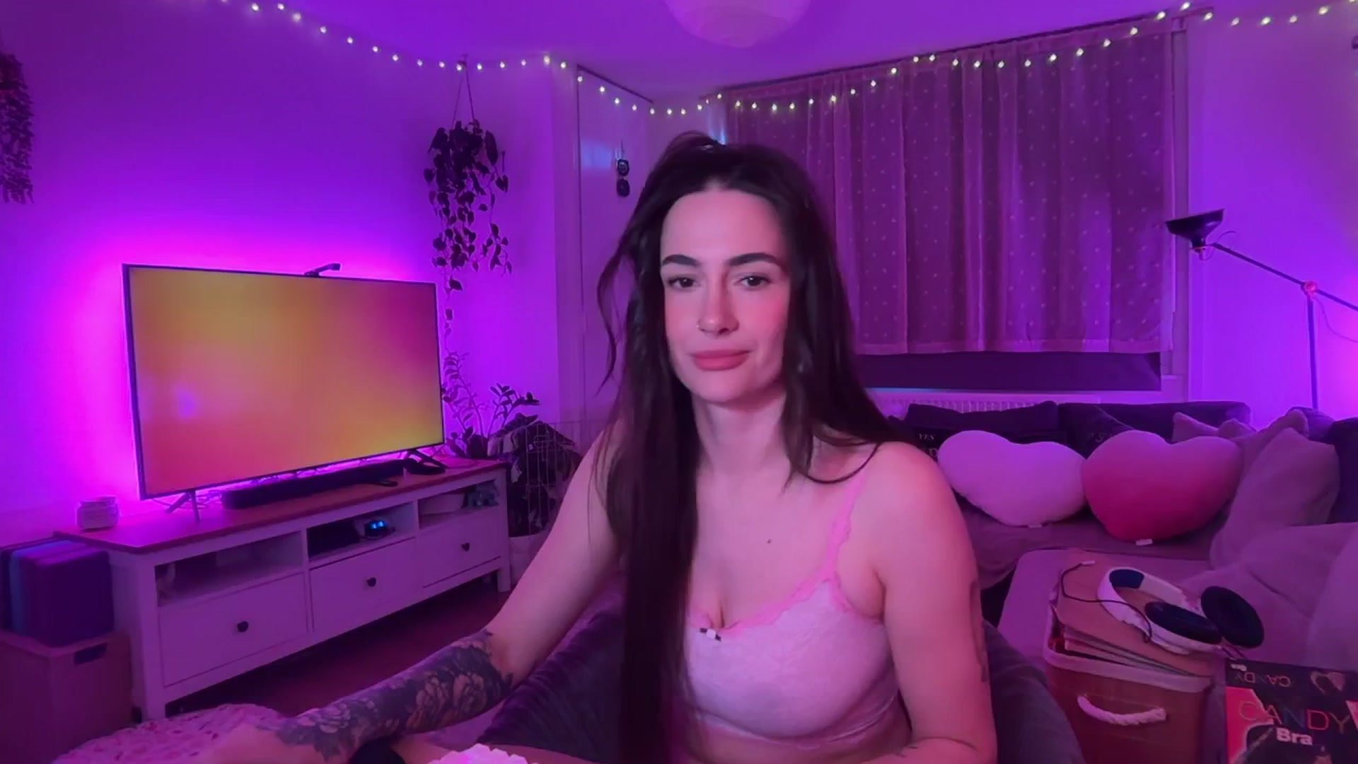 Gallery image thumbnail from SpicyLunaa's myfreecams stream on, 01/05/2026, 13:26 image 6 of 20