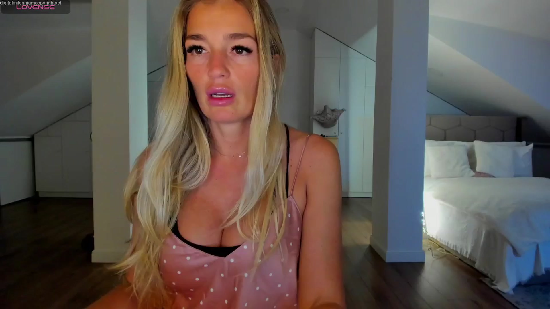 Gallery image thumbnail from Spicyqueen87's myfreecams stream on, 04/24/2026, 23:43 image 2 of 20