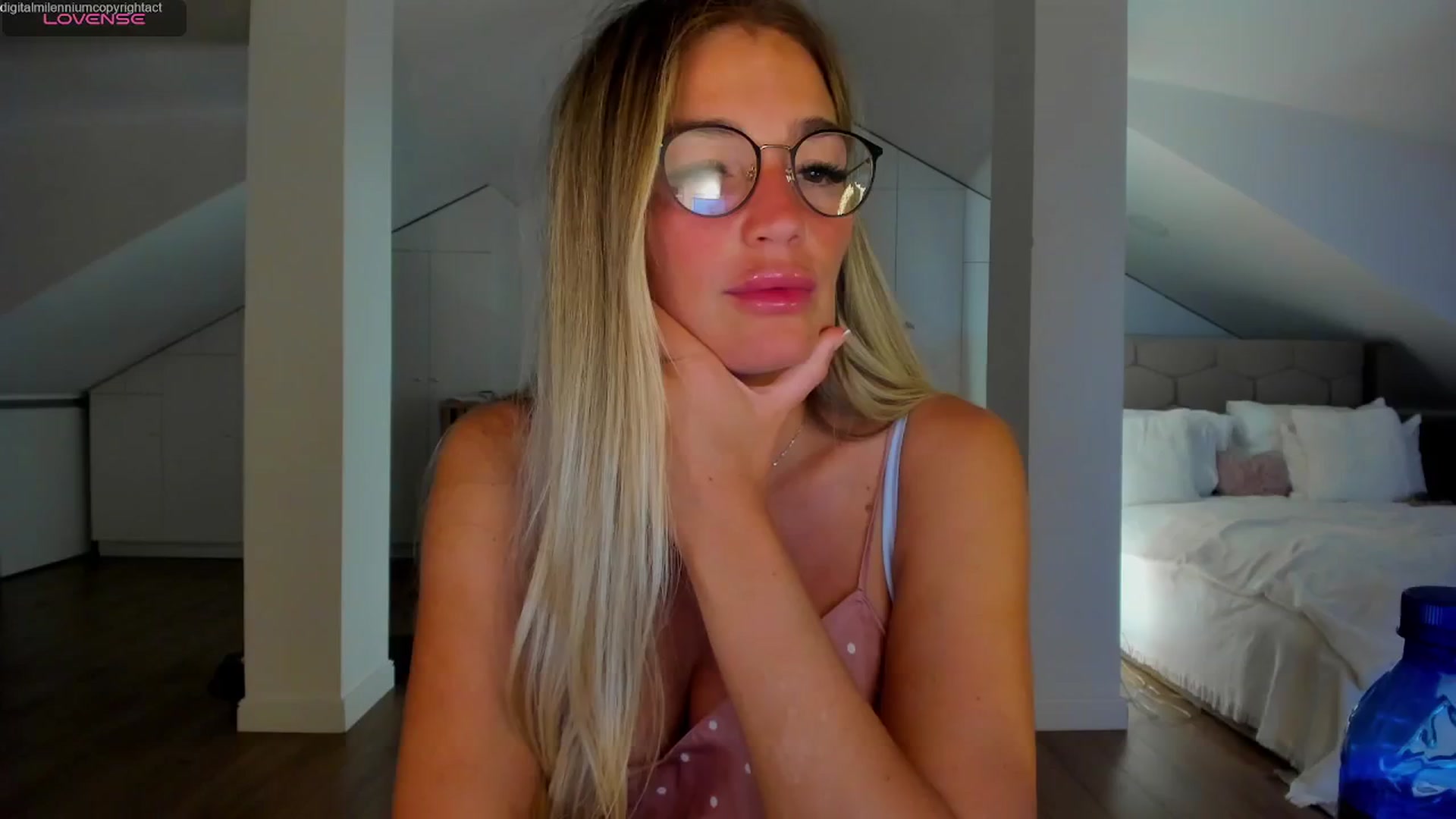 Gallery image thumbnail from Spicyqueen87's myfreecams stream on, 04/27/2026, 23:24 image 20 of 20